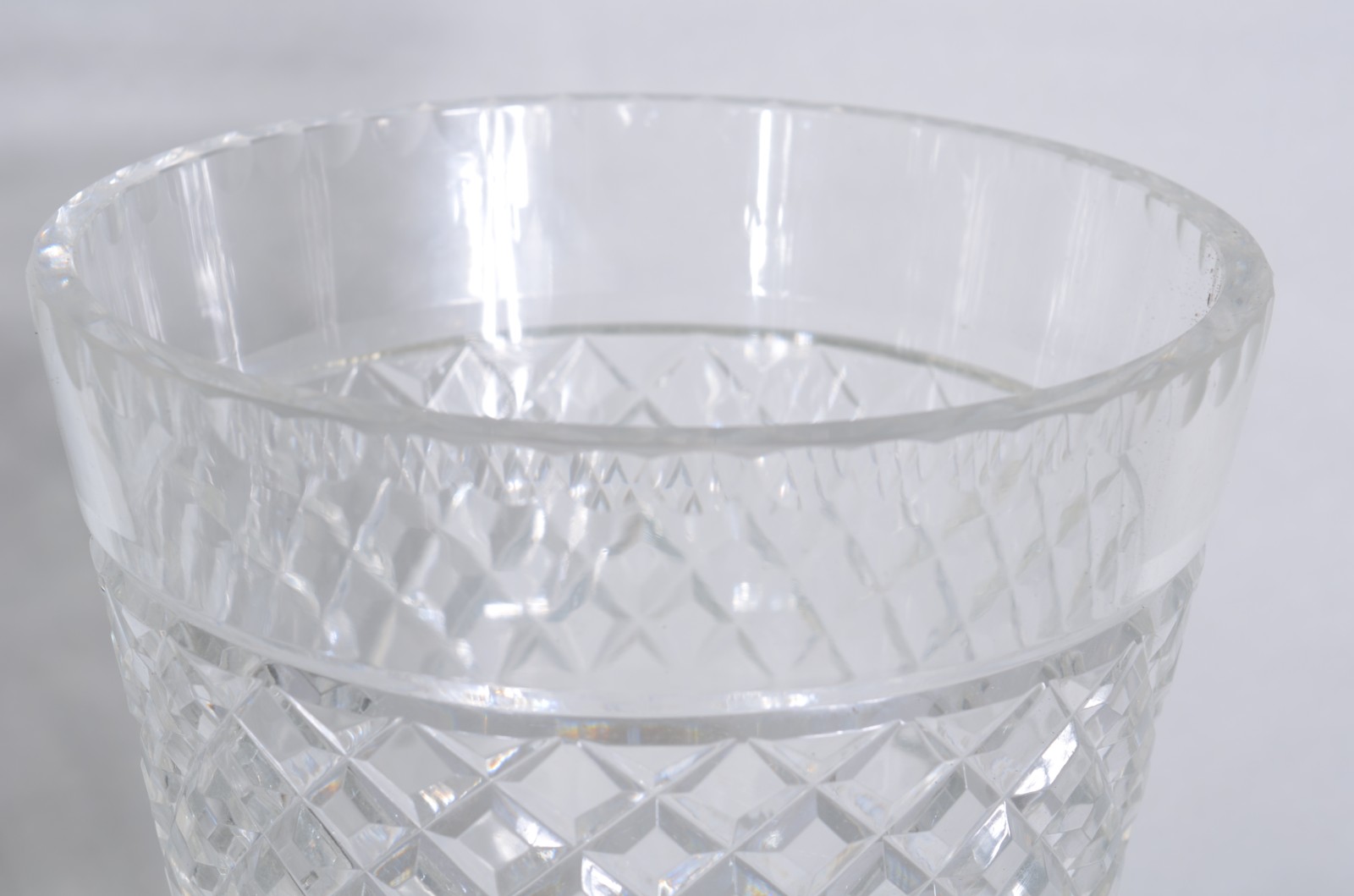 Dois vasos de cristal tcheco lapidado (1 com lascado na borda) - foto 7 de 9