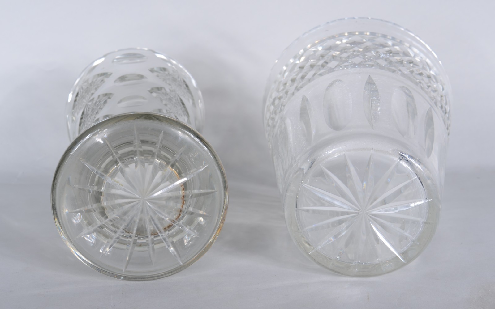 Dois vasos de cristal tcheco lapidado (1 com lascado na borda) - foto 9 de 9