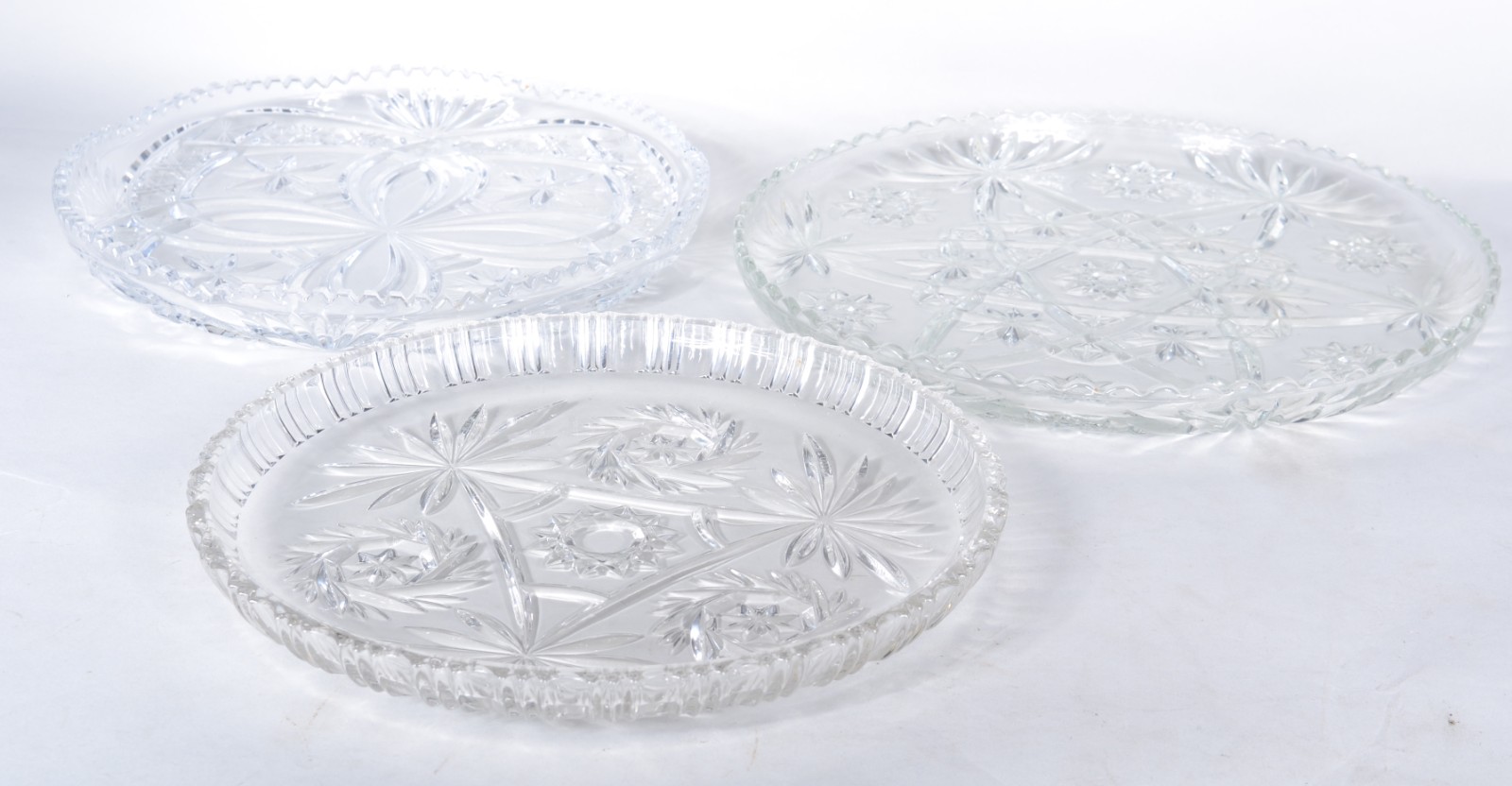 Tres pratos para sobremesa de cristal tcheco lapidado. - foto 1 de 8