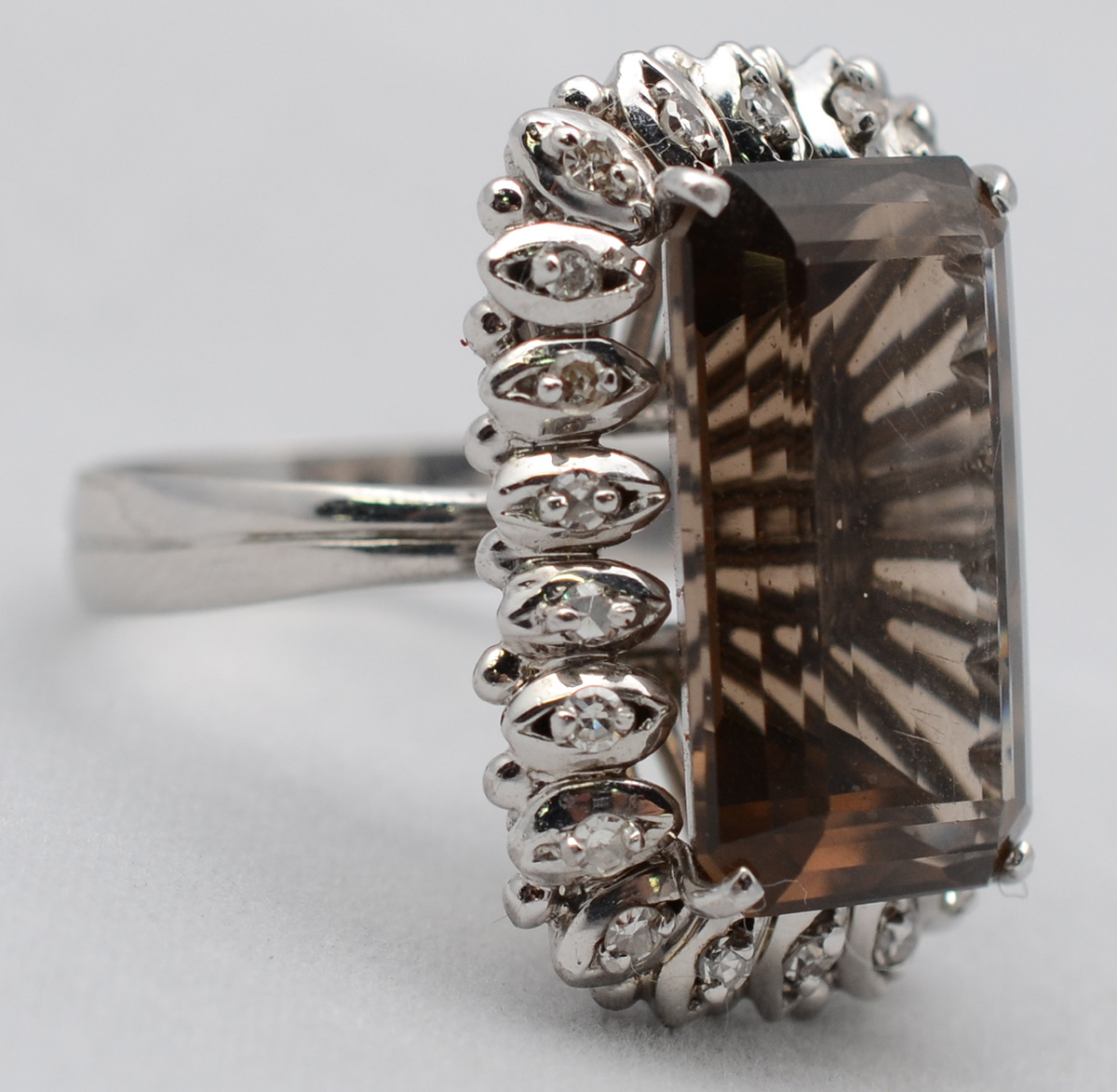 Anel de ouro branco com pedra quartz e aproximadamente 1.00 ct de... - foto 1 de 2