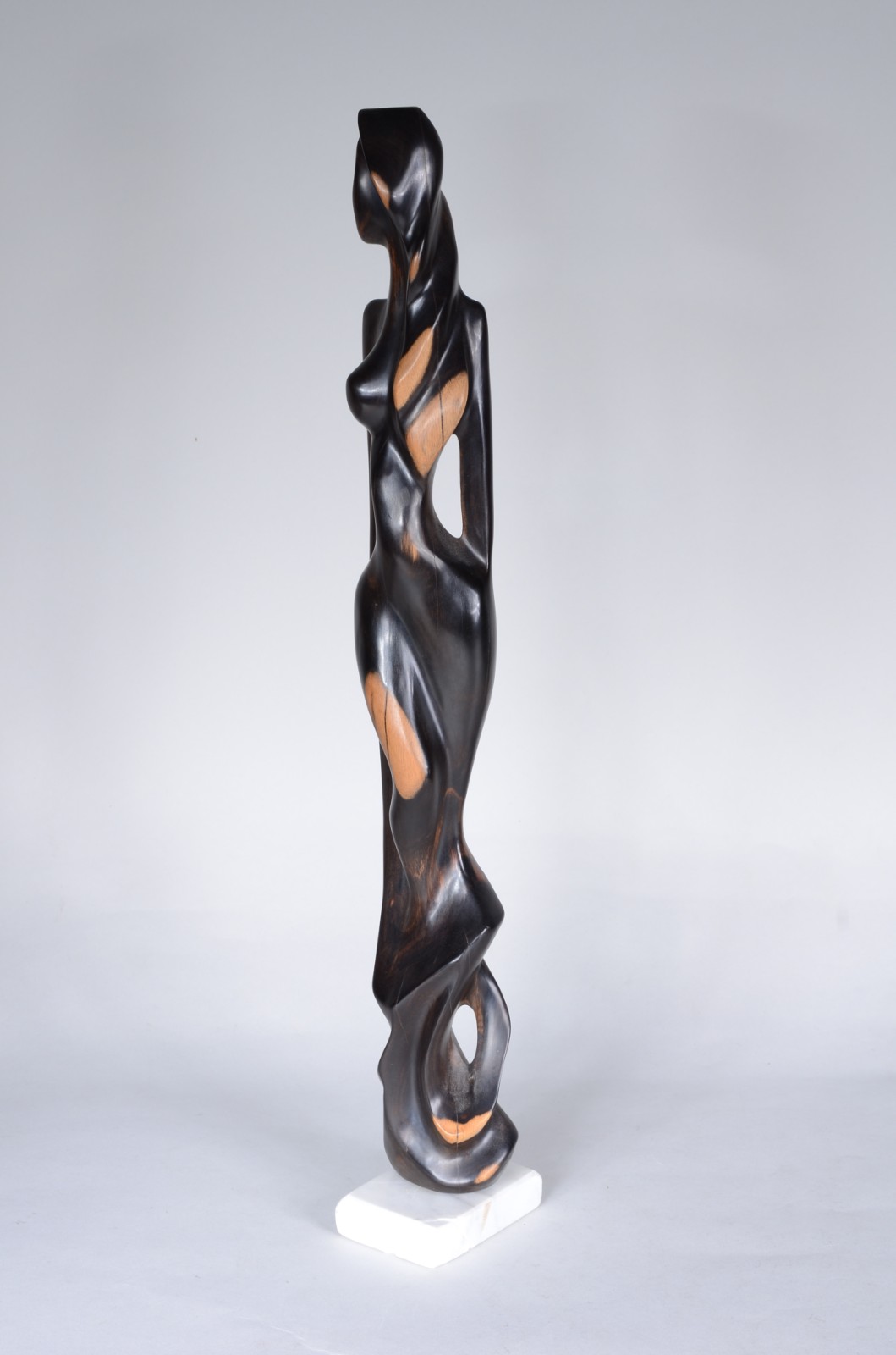 Escultura de madeira entalhada representando figura feminina, base de... - foto 1 de 8