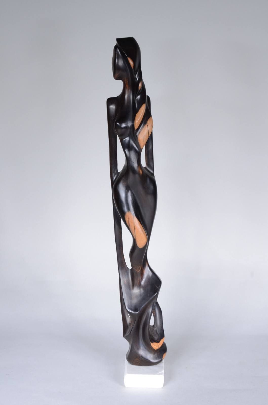 Escultura de madeira entalhada representando figura feminina, base de... - foto 2 de 8