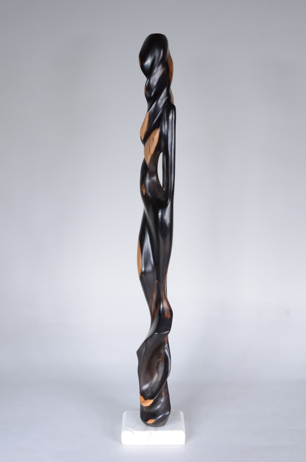 Escultura de madeira entalhada representando figura feminina, base de... - foto 3 de 8