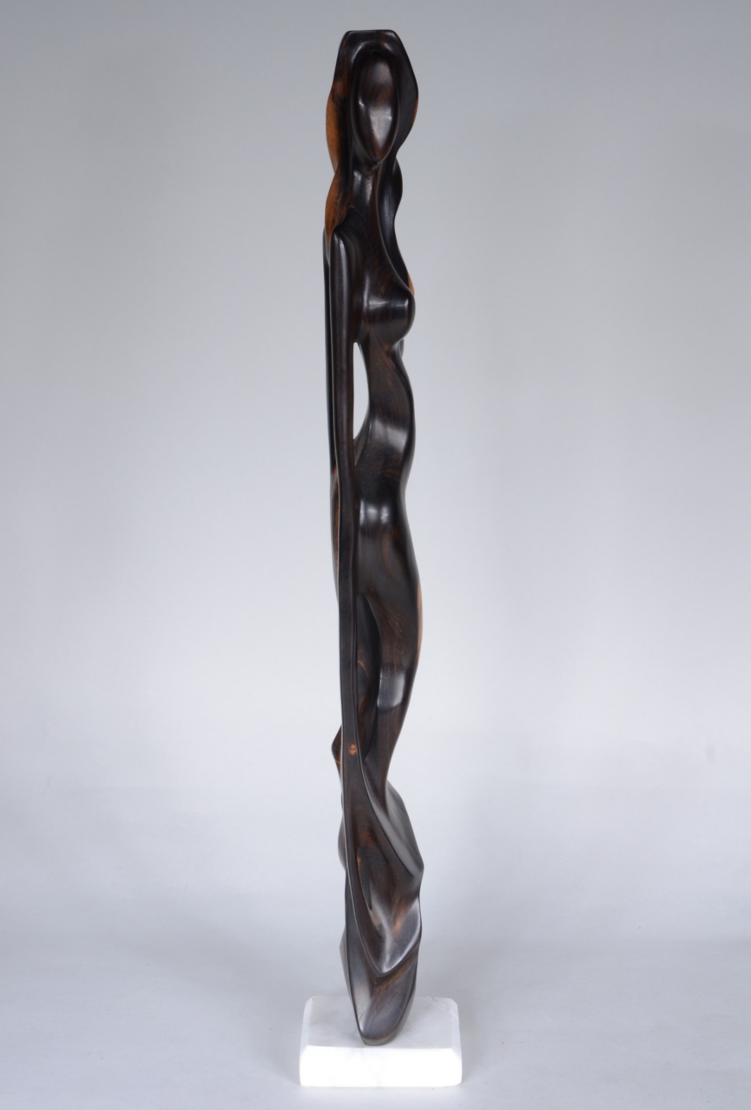 Escultura de madeira entalhada representando figura feminina, base de... - foto 4 de 8