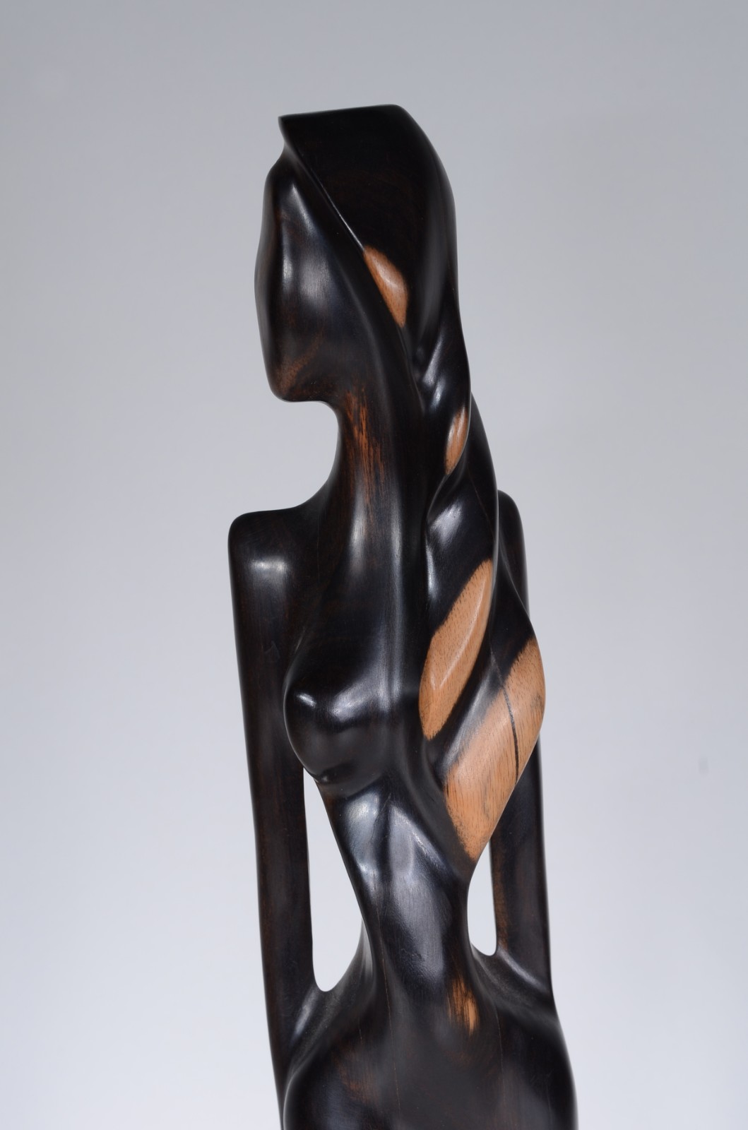 Escultura de madeira entalhada representando figura feminina, base de... - foto 5 de 8