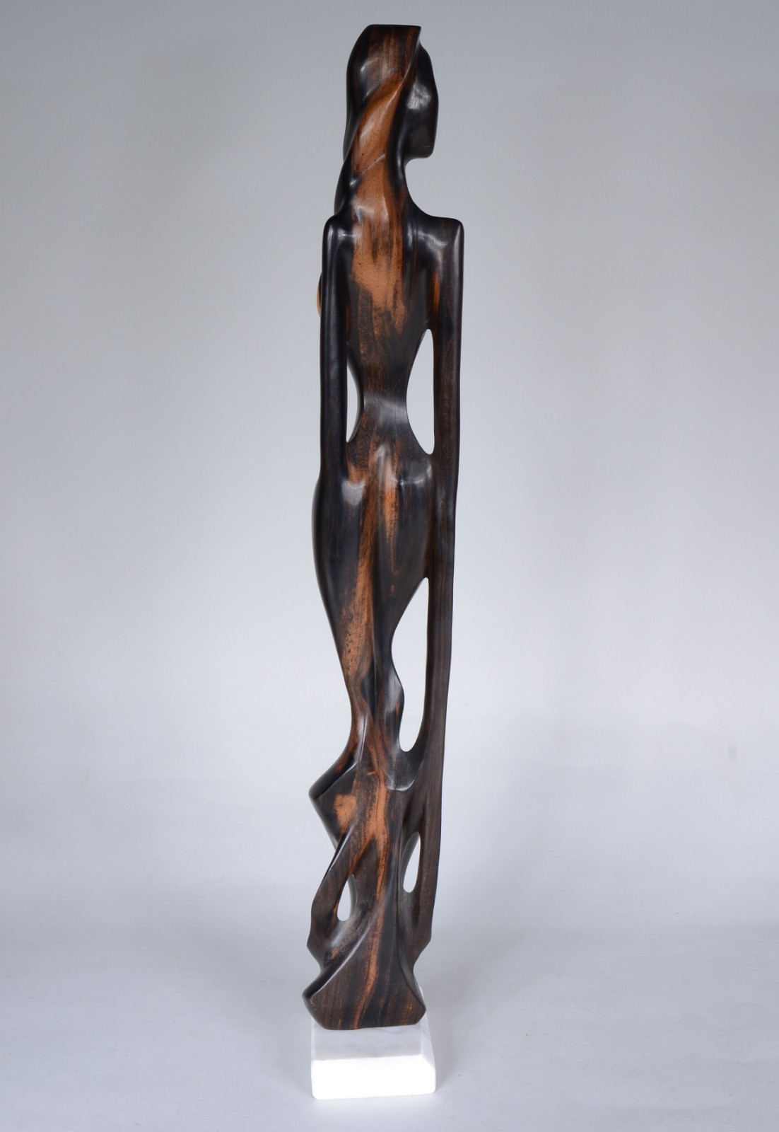 Escultura de madeira entalhada representando figura feminina, base de... - foto 6 de 8