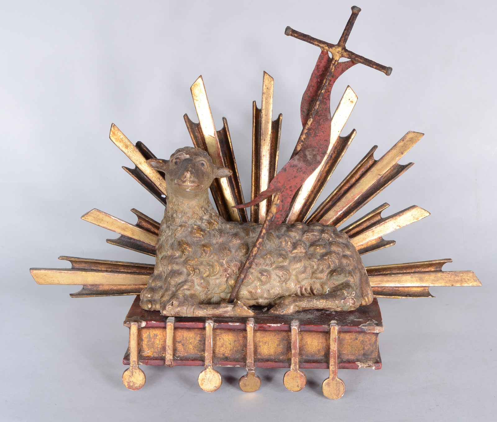 "Agnus Dei" em madeira com policromia e dourado. Figura do cordeiro... - foto 1 de 8