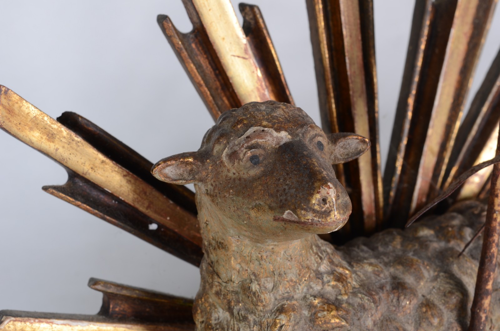 "Agnus Dei" em madeira com policromia e dourado. Figura do cordeiro... - foto 2 de 8