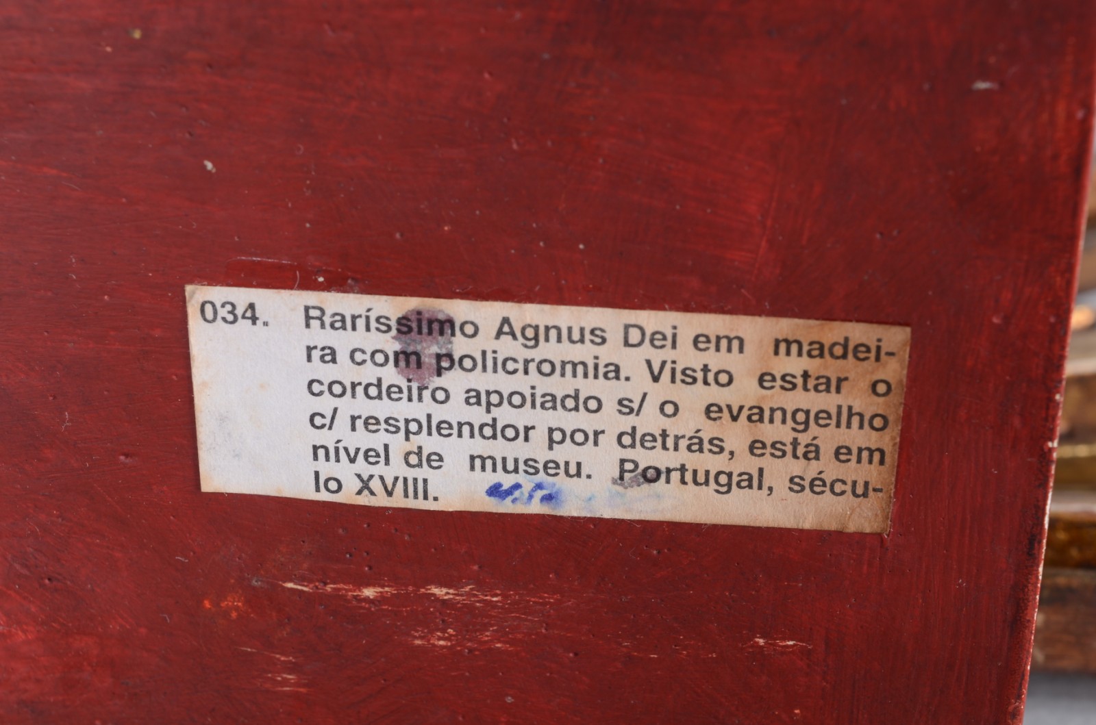"Agnus Dei" em madeira com policromia e dourado. Figura do cordeiro... - foto 7 de 8
