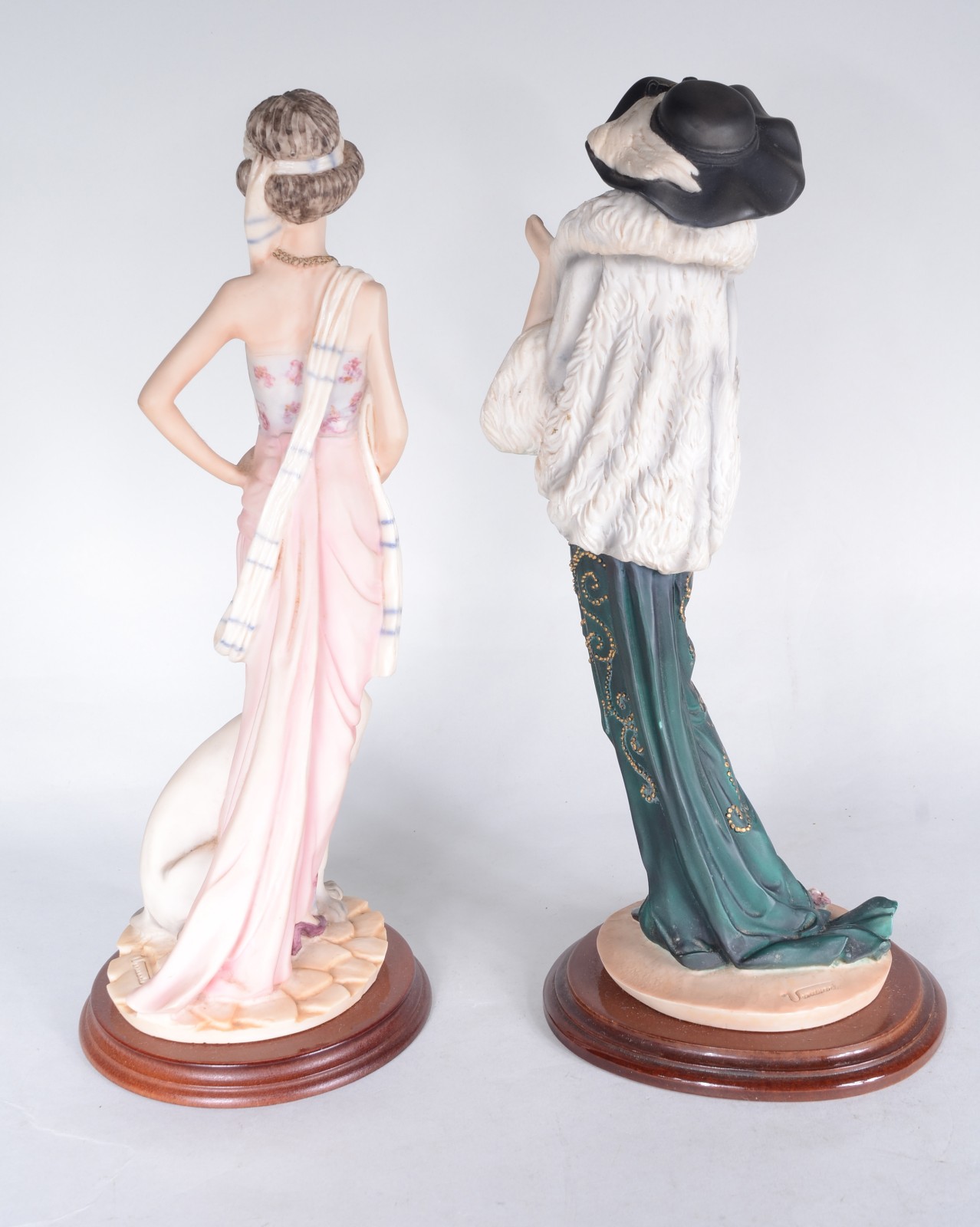 Duas estatuetas de resina policromada, sendo uma representando "dama... - foto 4 de 8