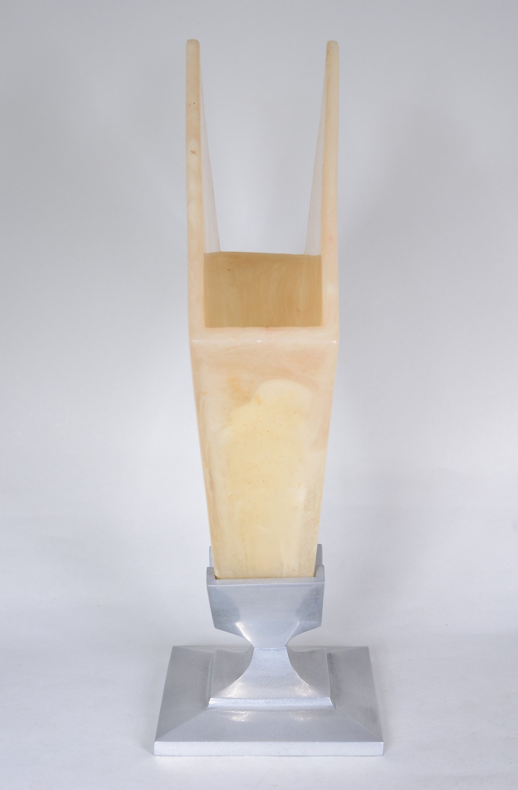 Vaso decorativo de resina bege no estilo Art Deco. - foto 4 de 6