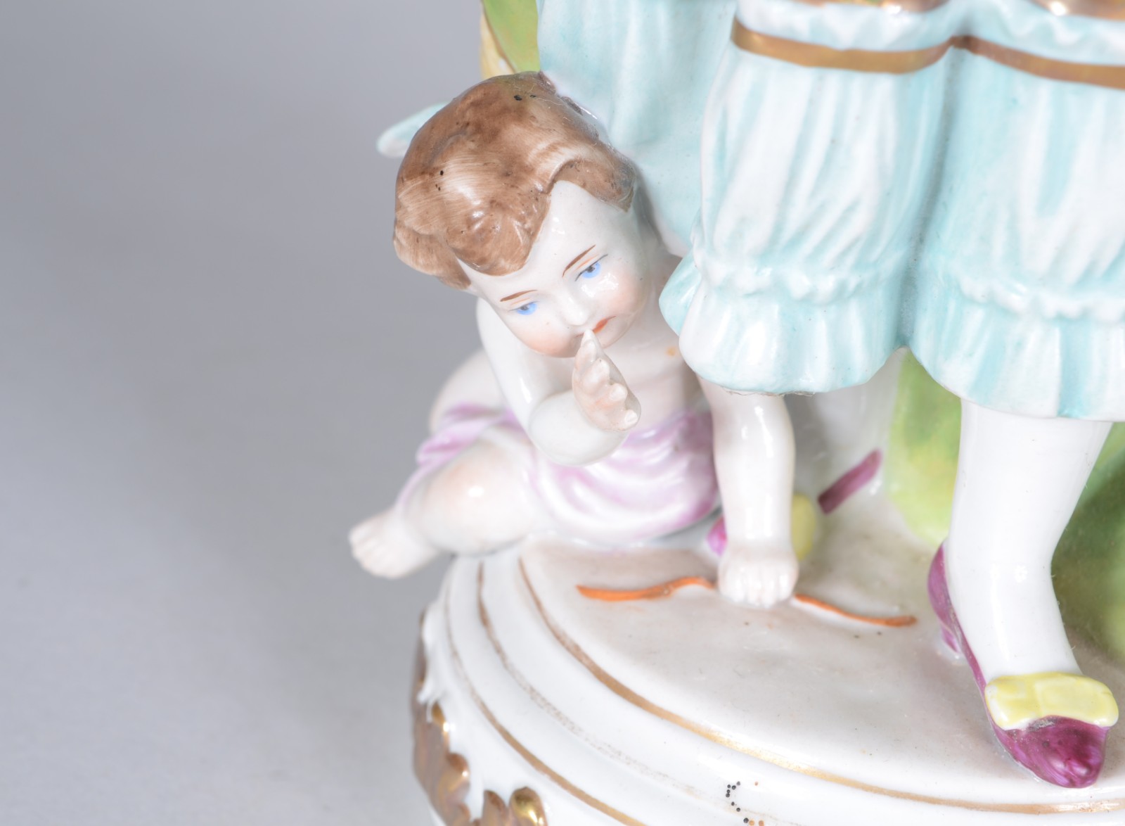 Par de estatuetas de porcelana alemã policromada representando casal... - foto 9 de 11