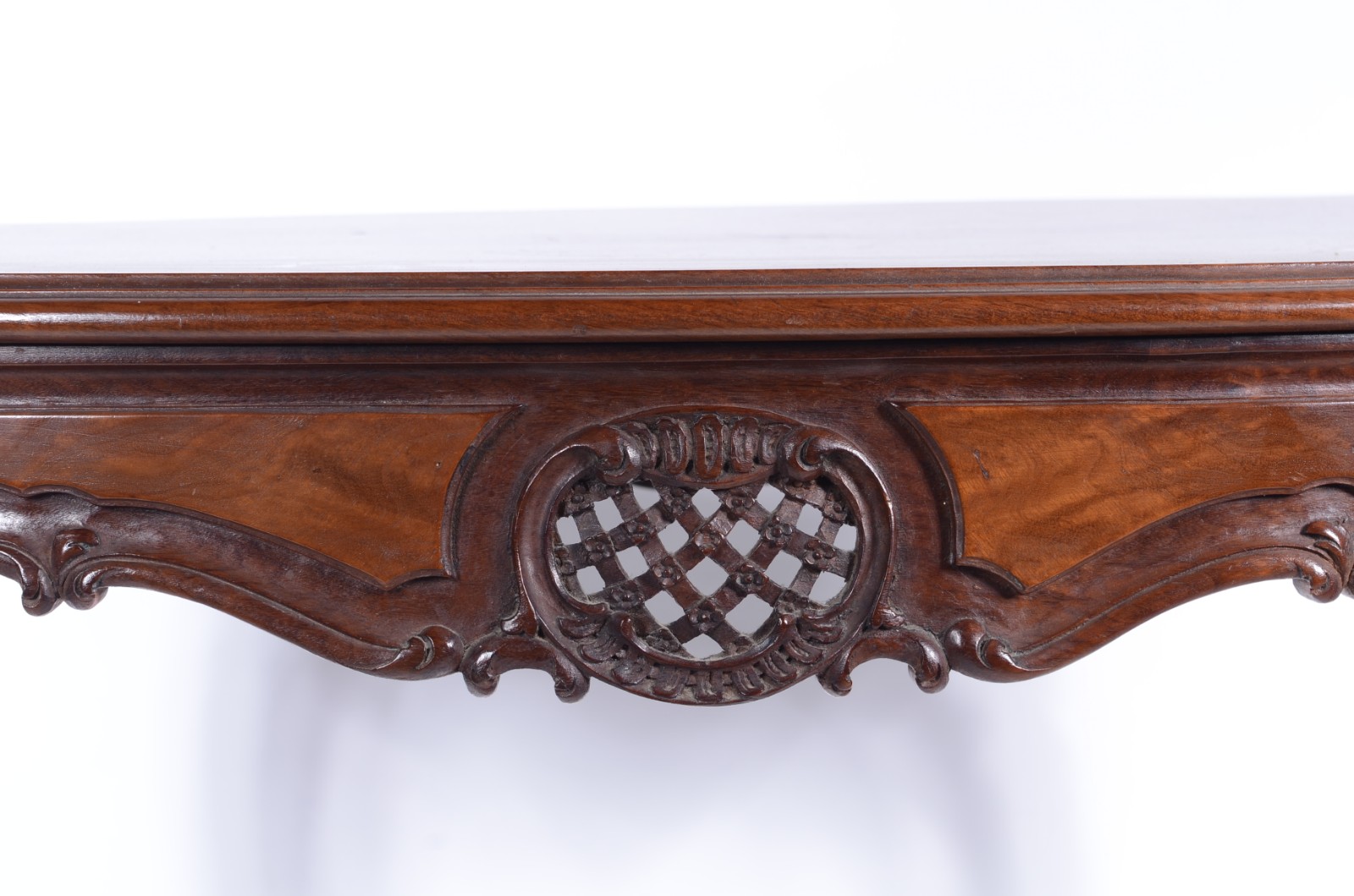 Mesa auxiliar de madeira nobre, saia recortada com vazados, pernas... - foto 5 de 6