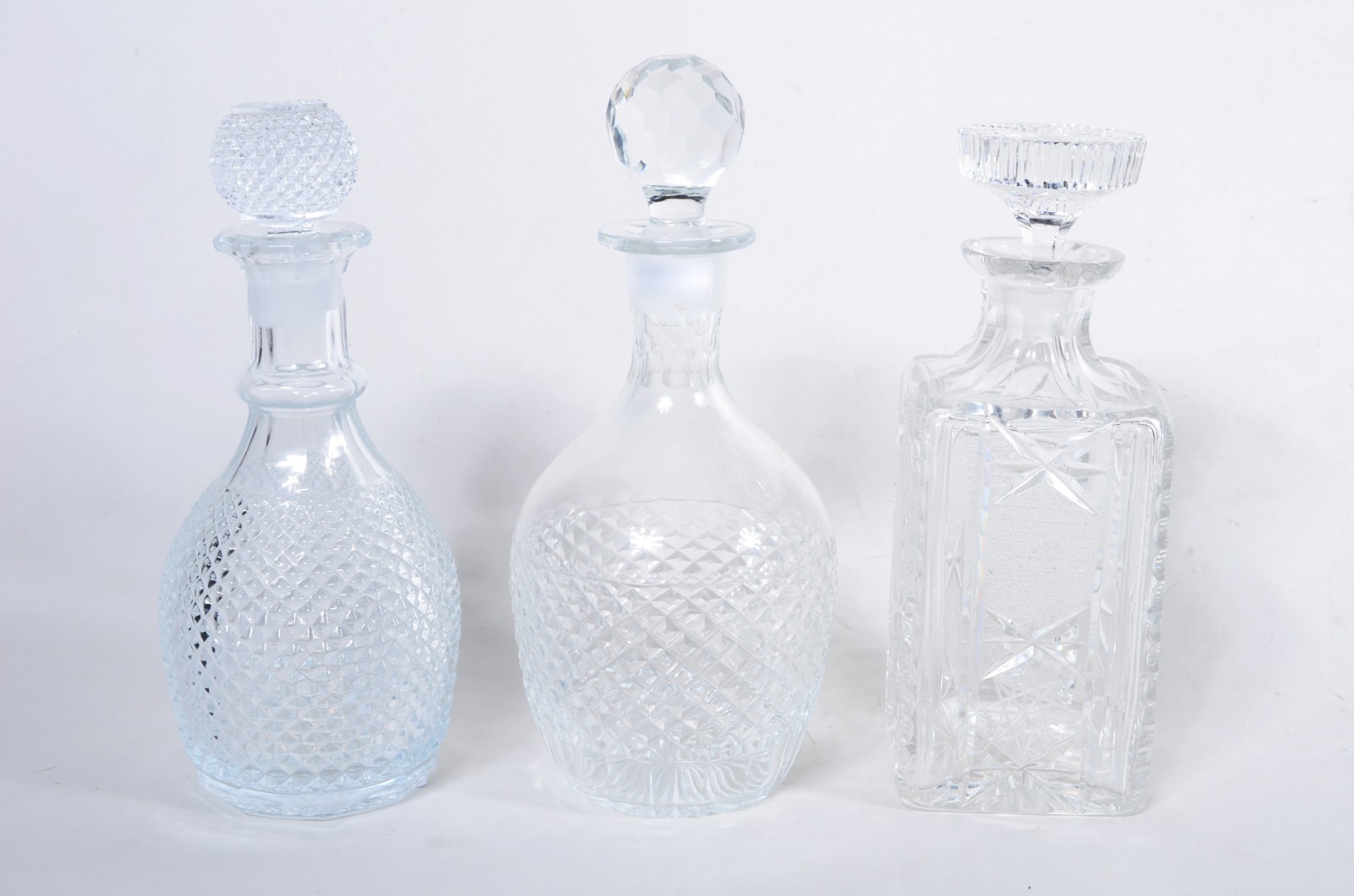 Três garrafas de cristal lapidado, diversos modelos. - foto 1 de 11