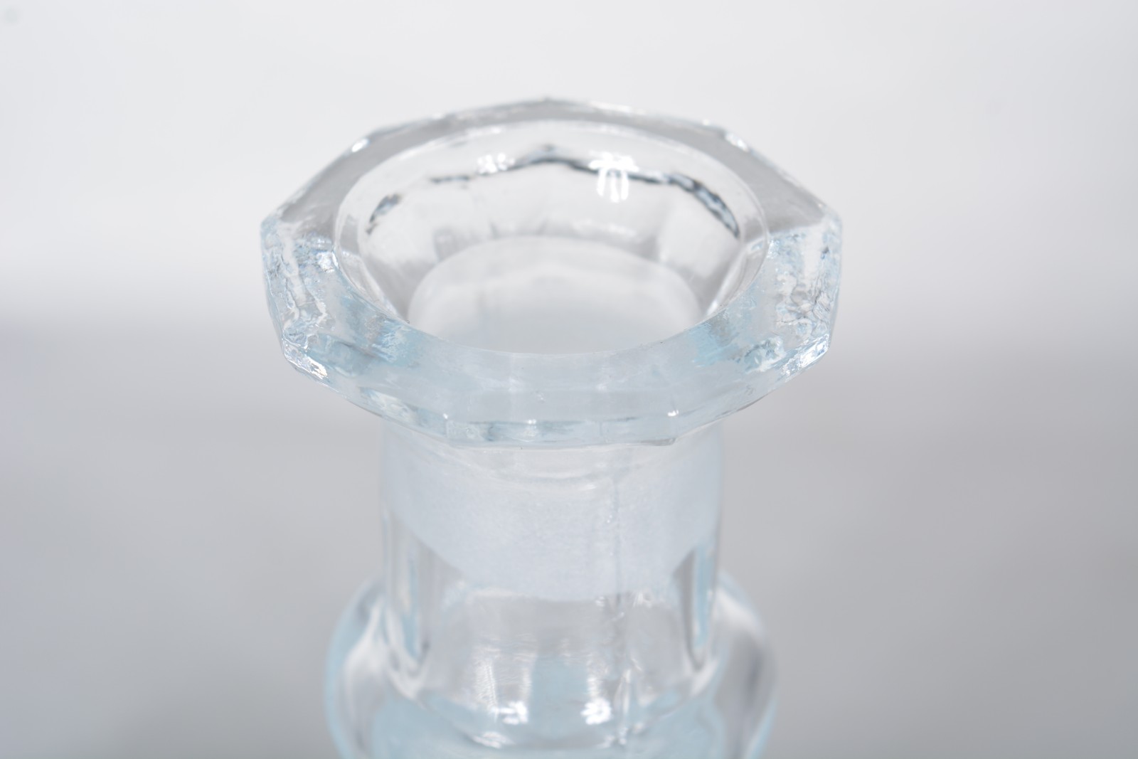 Três garrafas de cristal lapidado, diversos modelos. - foto 2 de 11