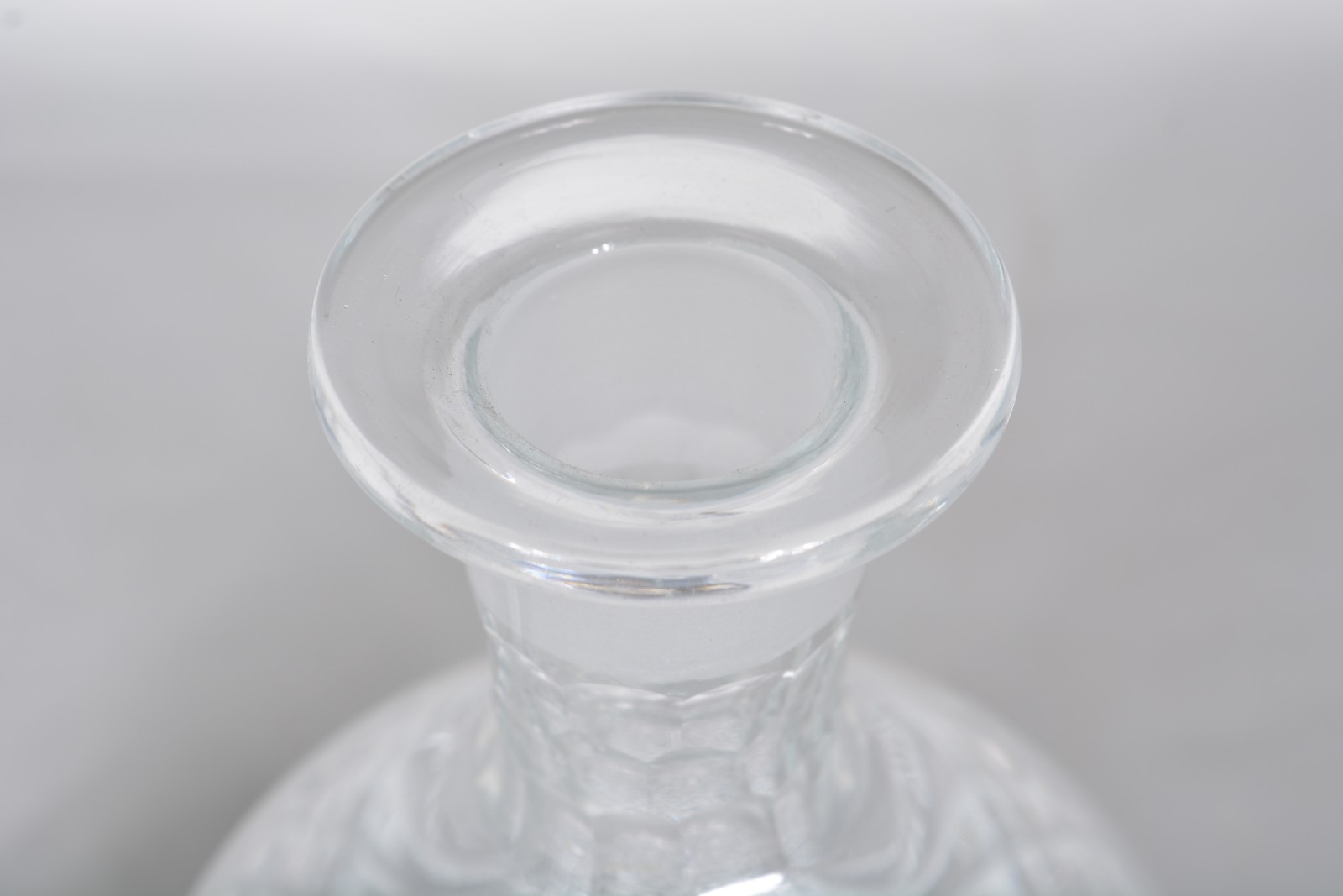 Três garrafas de cristal lapidado, diversos modelos. - foto 3 de 11