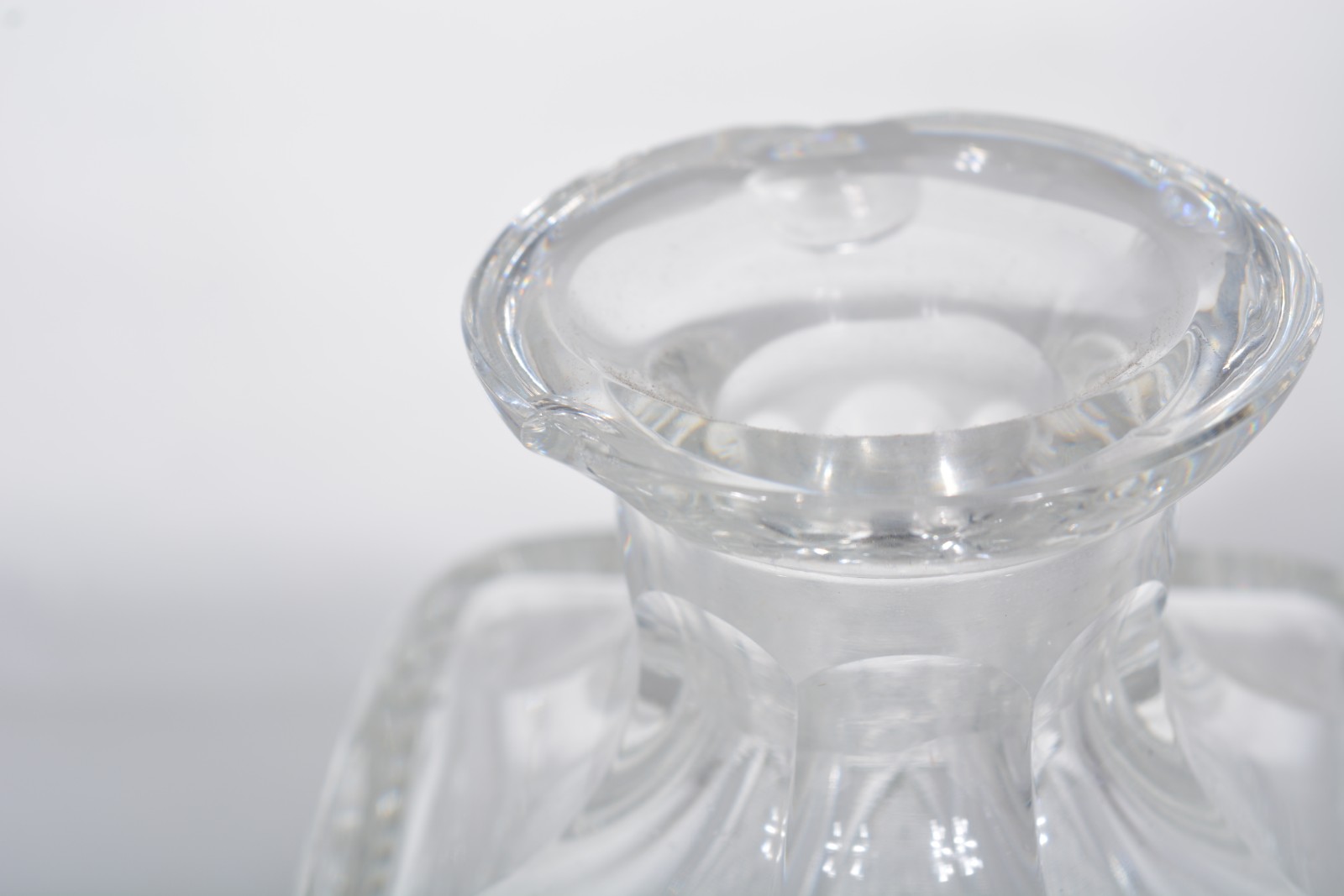 Três garrafas de cristal lapidado, diversos modelos. - foto 4 de 11