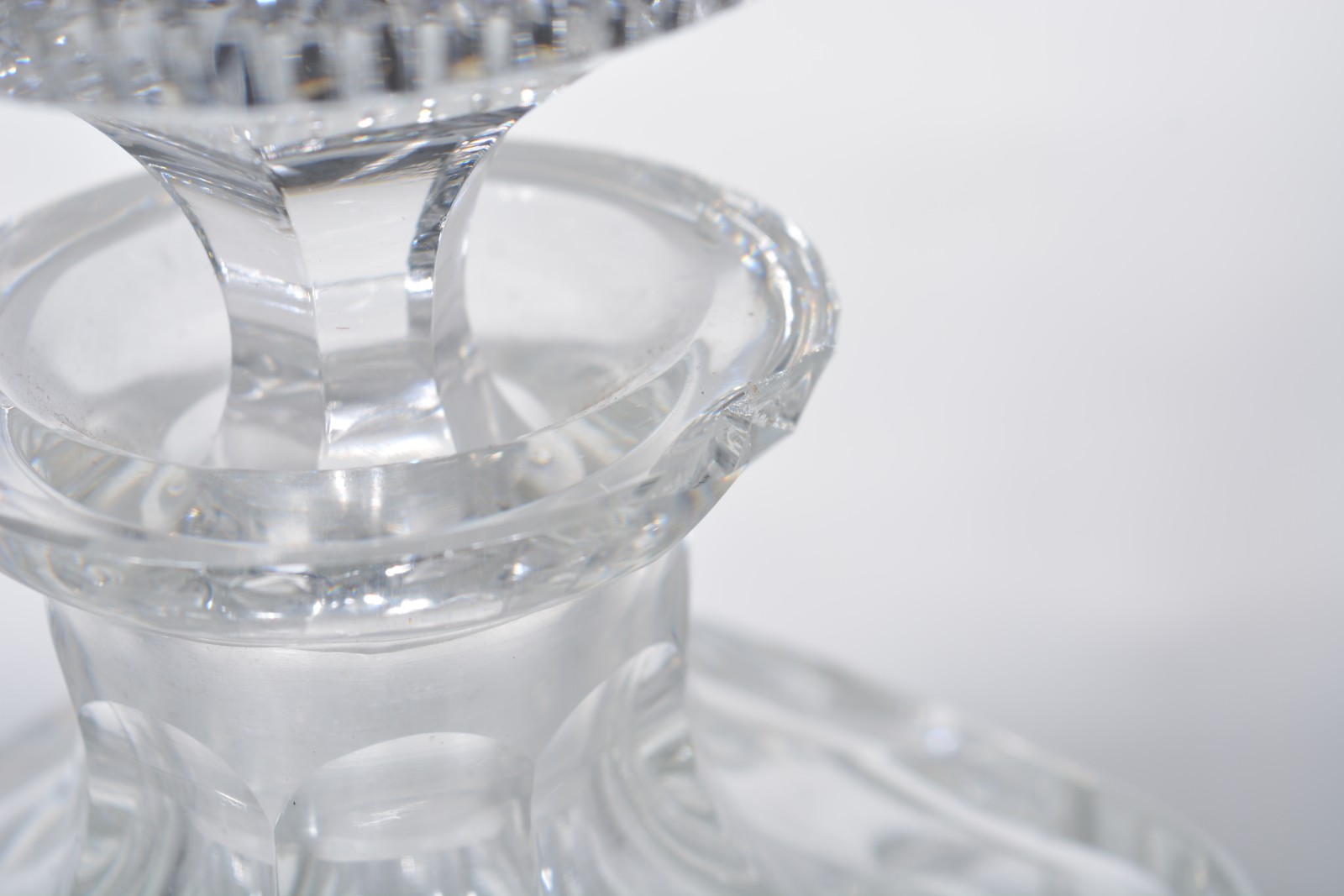 Três garrafas de cristal lapidado, diversos modelos. - foto 5 de 11