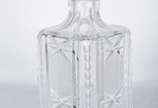 Três garrafas de cristal lapidado, diversos mod... - Três garrafas de cristal lapidado, diversos modelos.