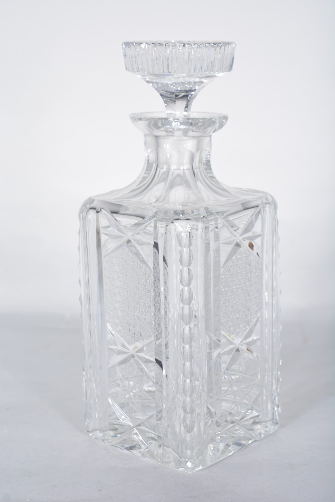 Três garrafas de cristal lapidado, diversos modelos. - foto 7 de 11