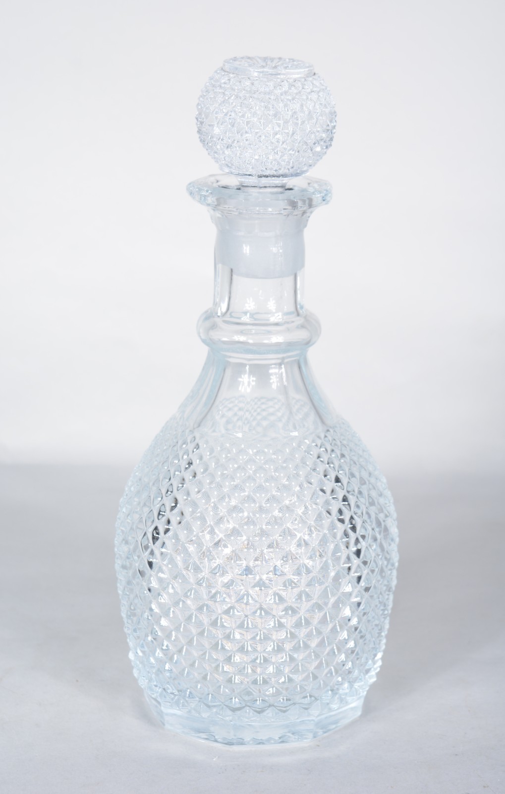 Três garrafas de cristal lapidado, diversos modelos. - foto 8 de 11