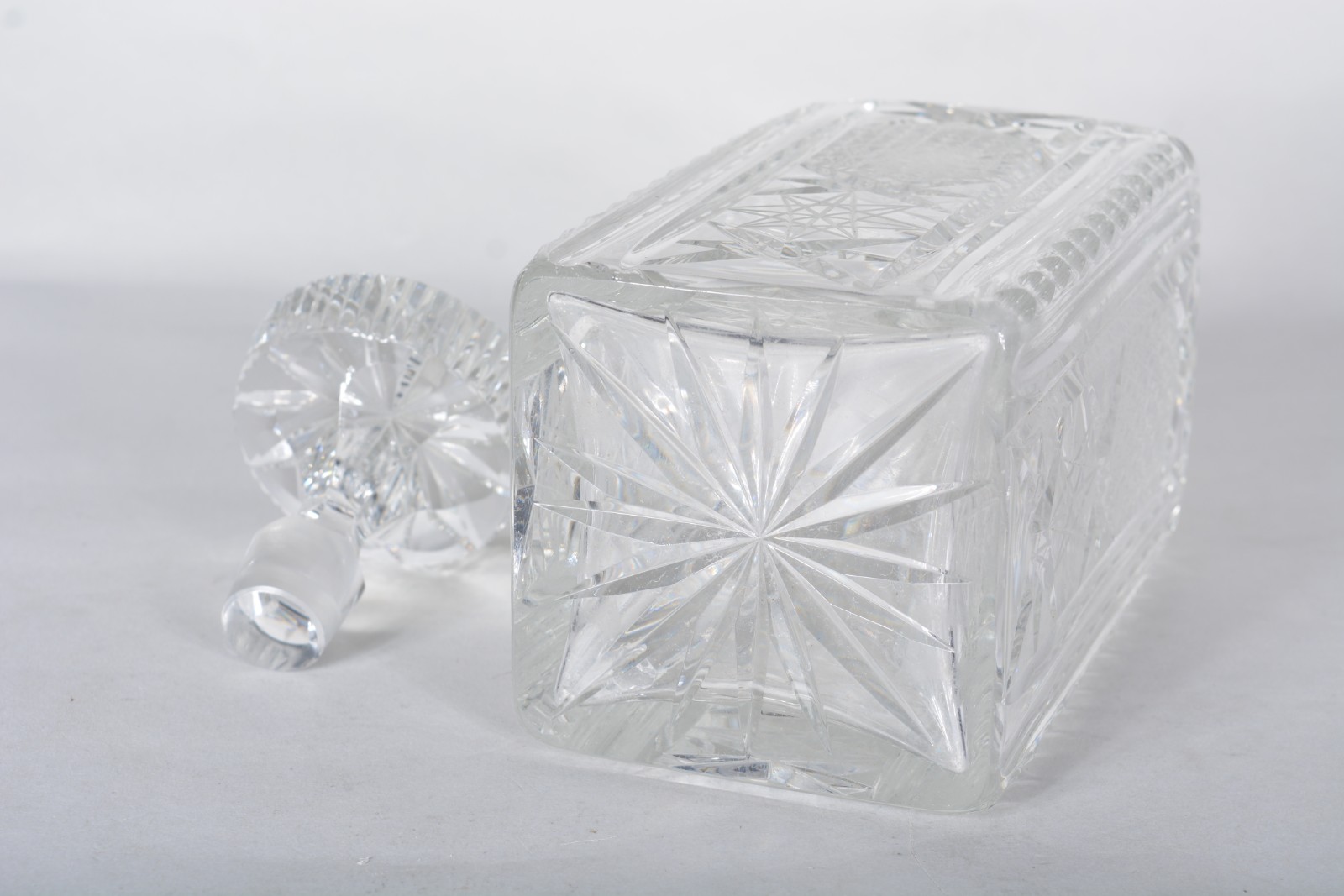 Três garrafas de cristal lapidado, diversos modelos. - foto 9 de 11