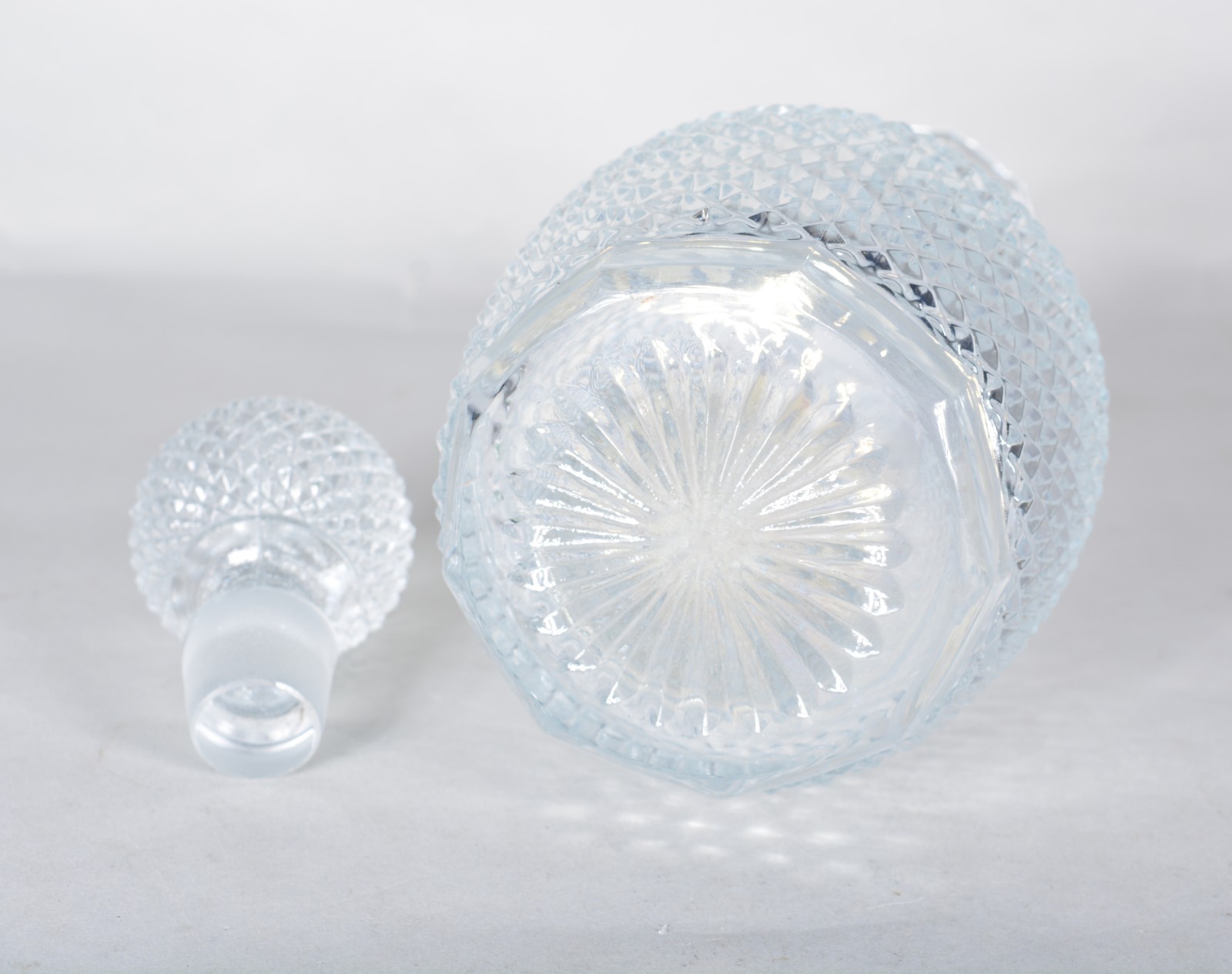 Três garrafas de cristal lapidado, diversos modelos. - foto 10 de 11