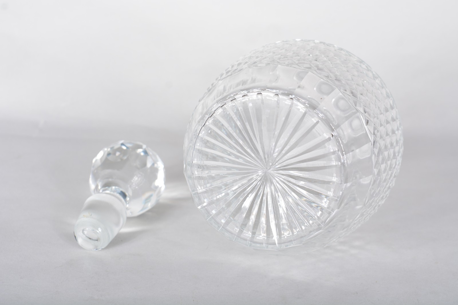 Três garrafas de cristal lapidado, diversos modelos. - foto 11 de 11