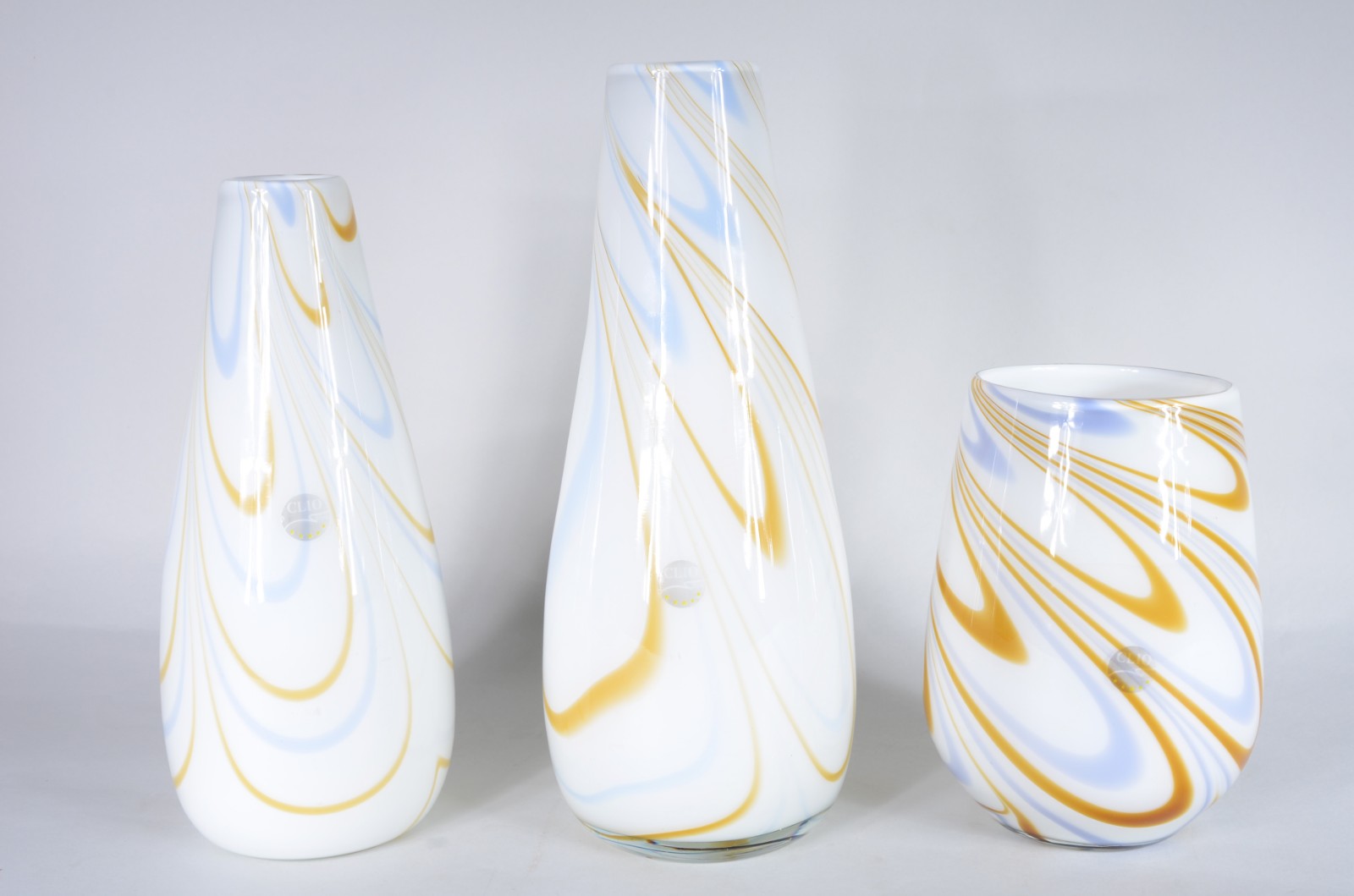 Três vasos de vidro decorativo branco leitoso com mesclados em tons... - foto 1 de 5
