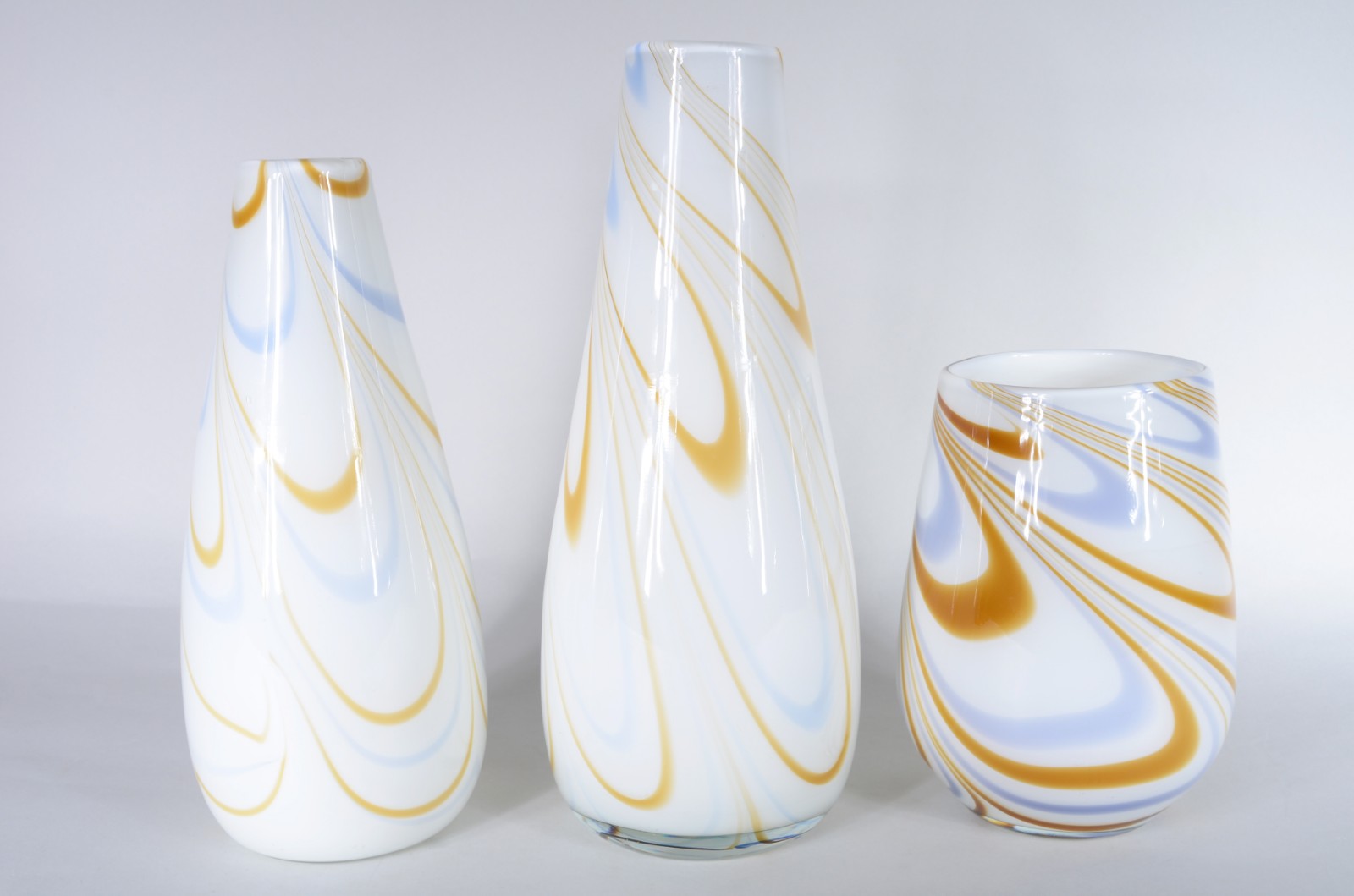 Três vasos de vidro decorativo branco leitoso com mesclados em tons... - foto 2 de 5