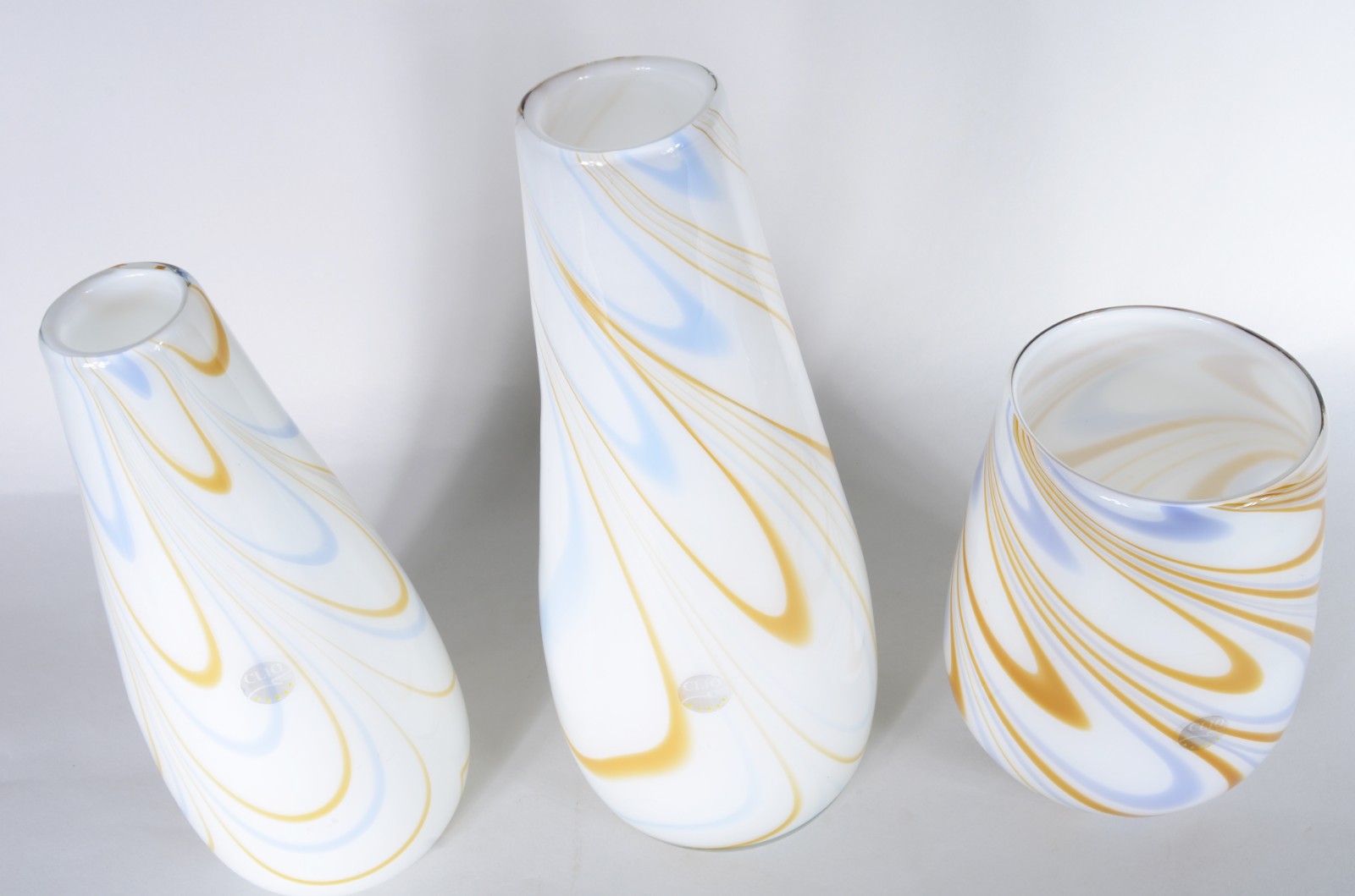 Três vasos de vidro decorativo branco leitoso com mesclados em tons... - foto 4 de 5