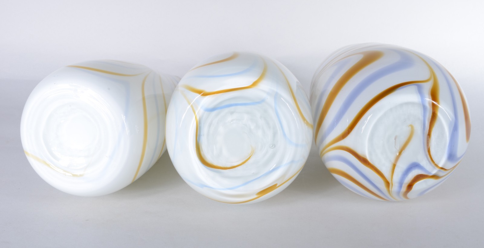 Três vasos de vidro decorativo branco leitoso com mesclados em tons... - foto 5 de 5