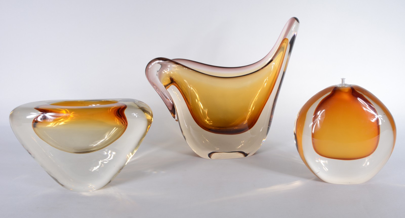 Três vasos de vidro decorativo na cor âmbar. - foto 1 de 6
