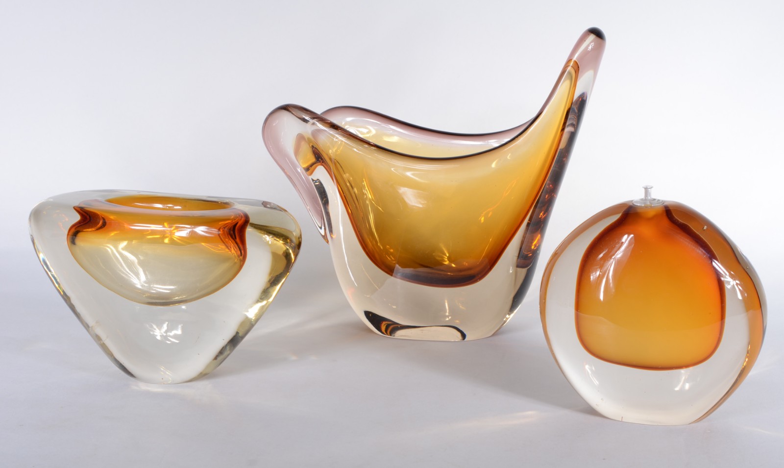 Três vasos de vidro decorativo na cor âmbar. - foto 2 de 6