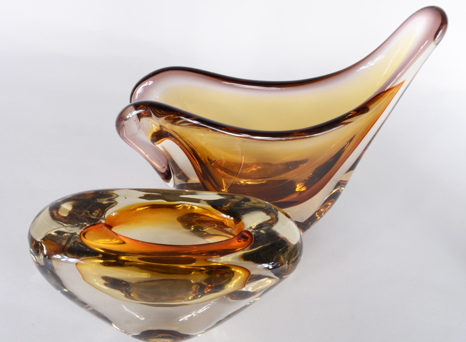 Três vasos de vidro decorativo na cor âmbar. - foto 3 de 6