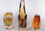 Três vasos de vidro decorativo na cor âmbar. - Três vasos de vidro decorativo na cor âmbar.