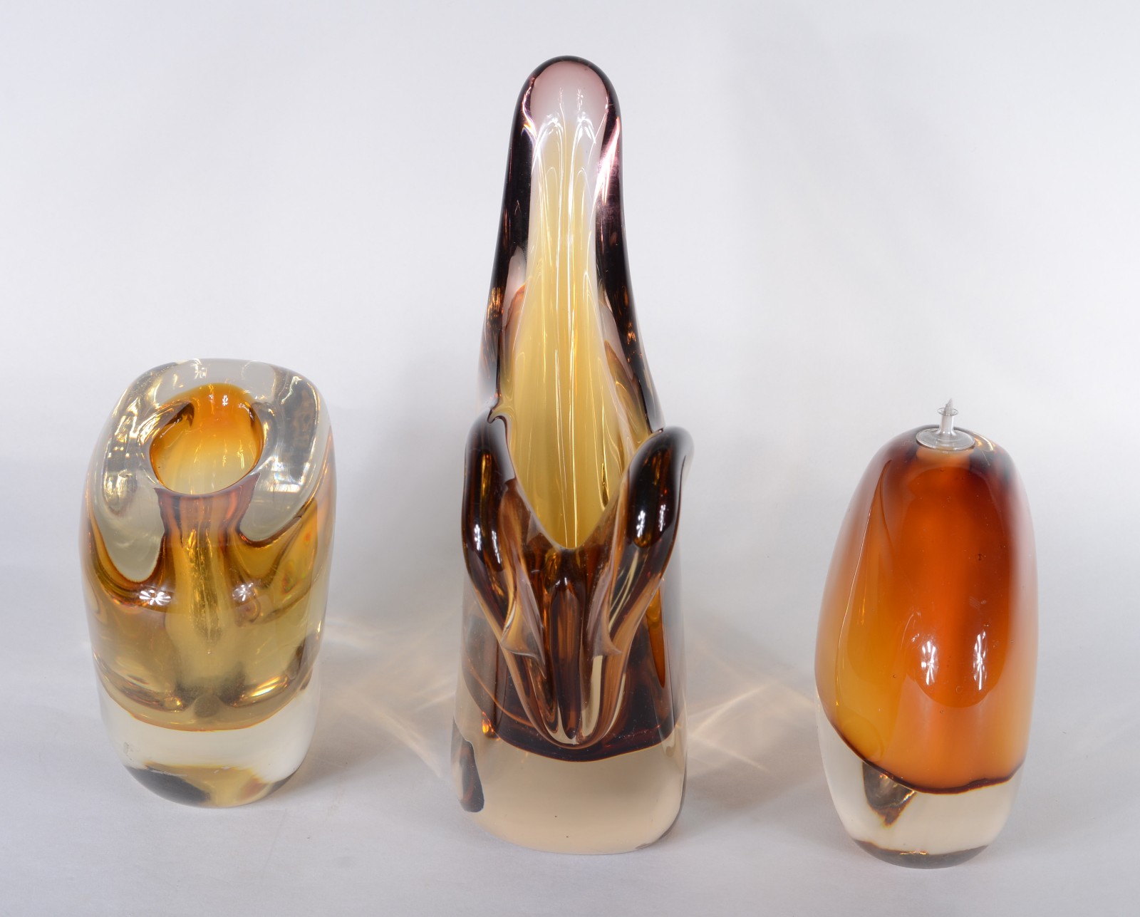 Três vasos de vidro decorativo na cor âmbar. - foto 5 de 6