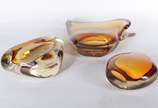 Três vasos de vidro decorativo na cor âmbar. - Três vasos de vidro decorativo na cor âmbar.