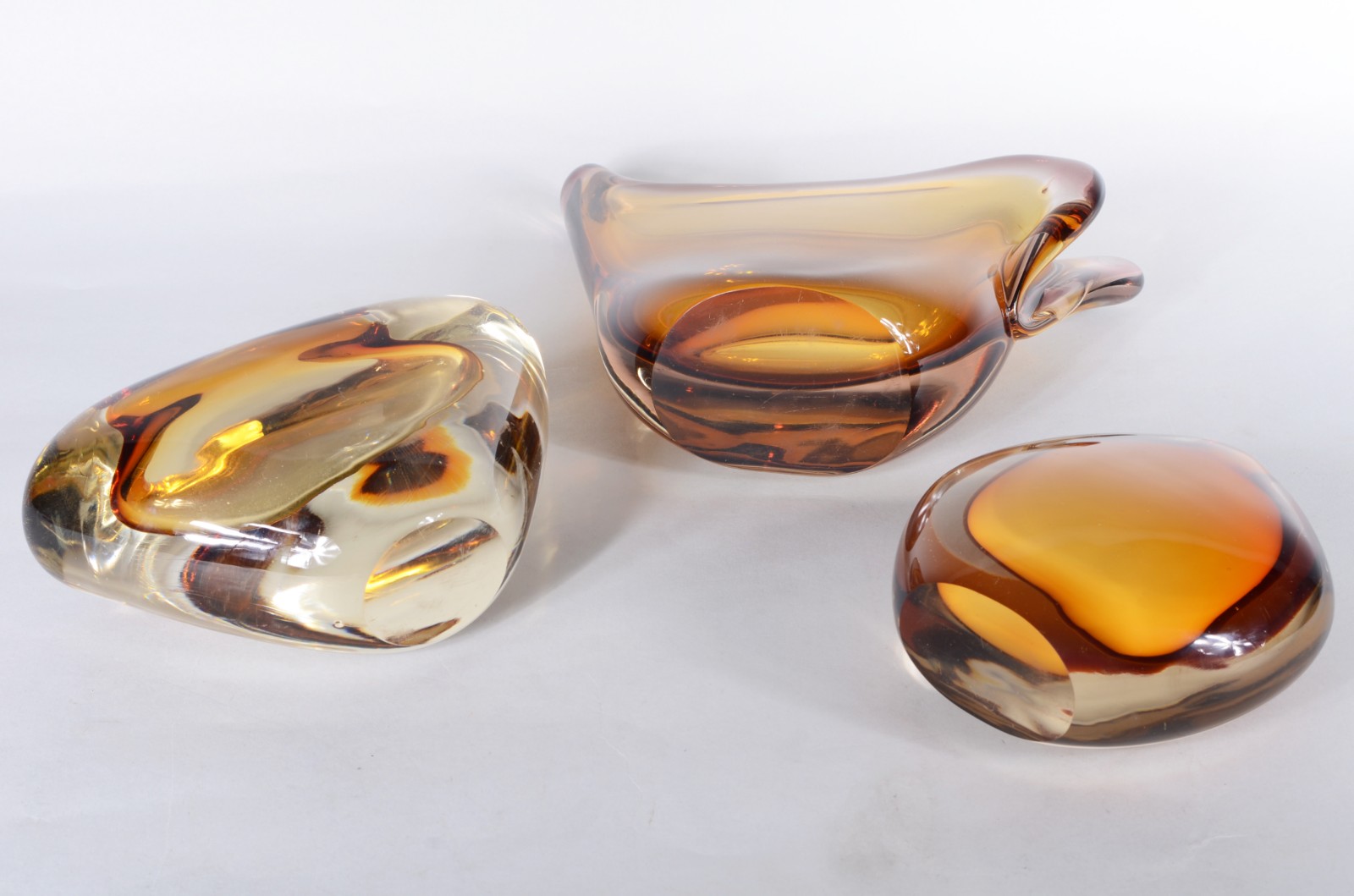 Três vasos de vidro decorativo na cor âmbar. - foto 6 de 6