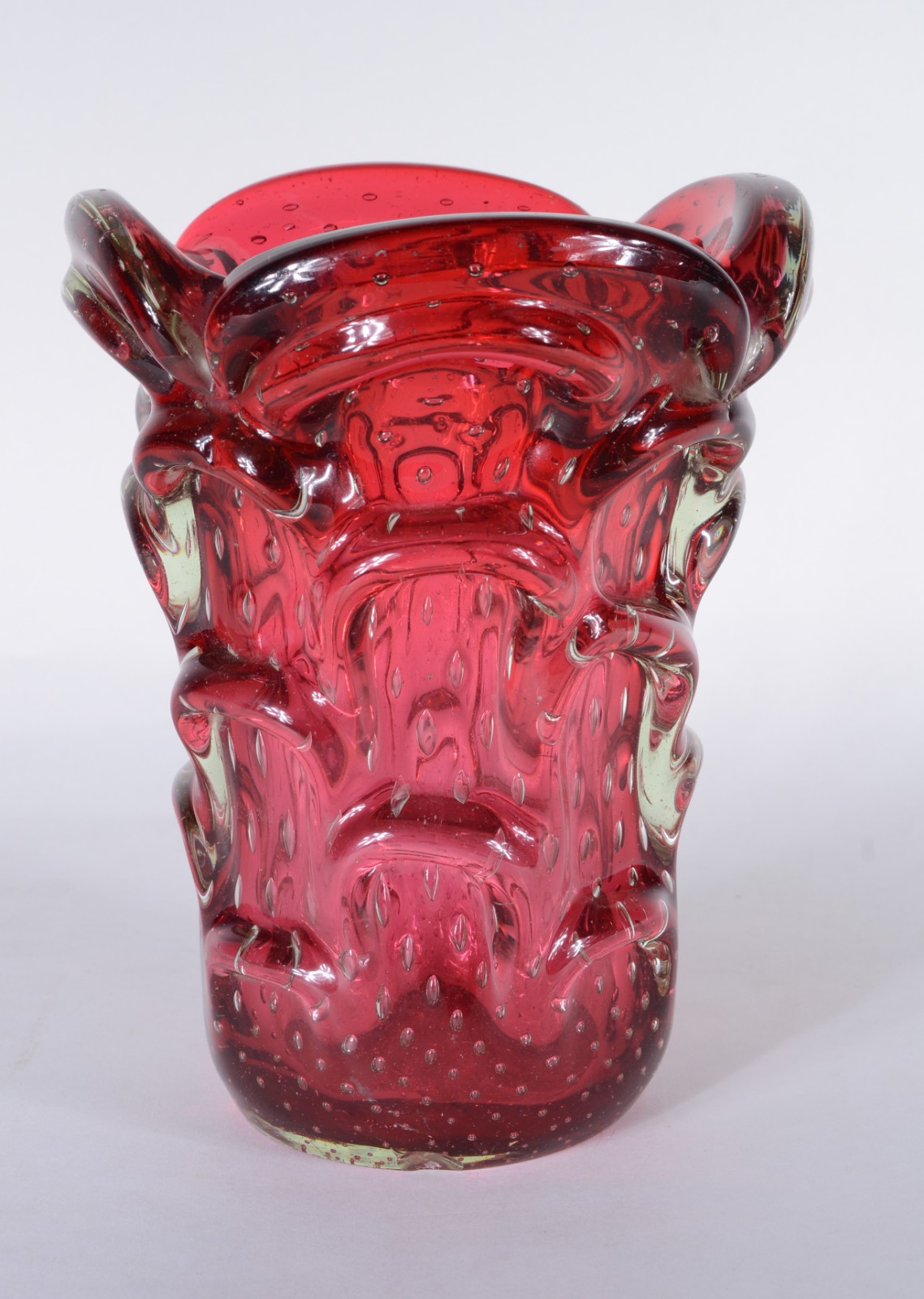 Vaso de murano italiano na cor rubi, anos 60. Lascado na base. - foto 1 de 6