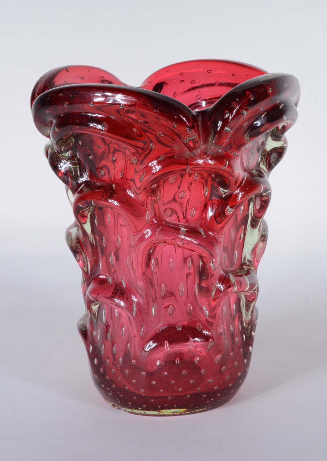 Vaso de murano italiano na cor rubi, anos 60. Lascado na base. - foto 2 de 6