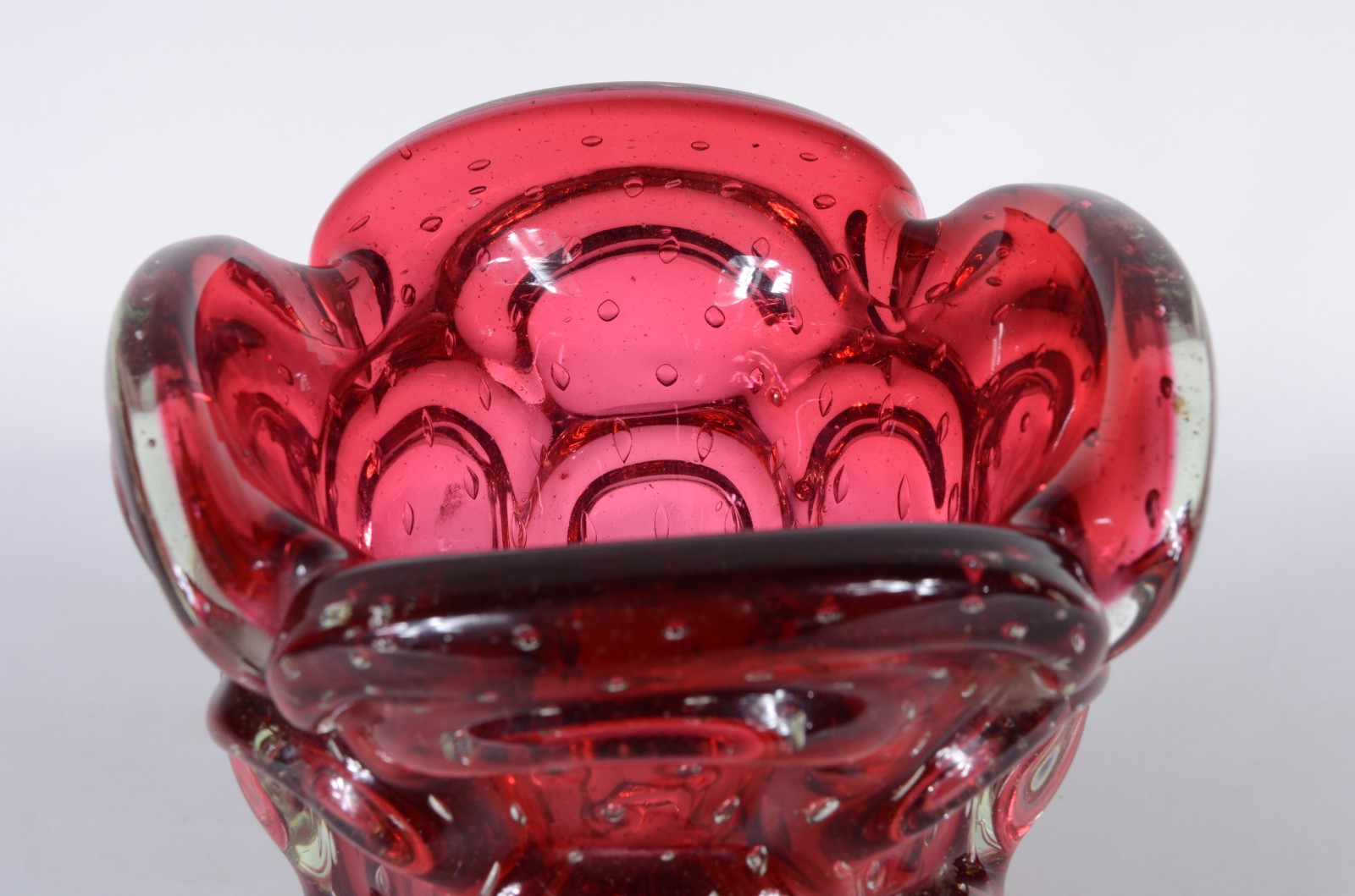 Vaso de murano italiano na cor rubi, anos 60. Lascado na base. - foto 3 de 6