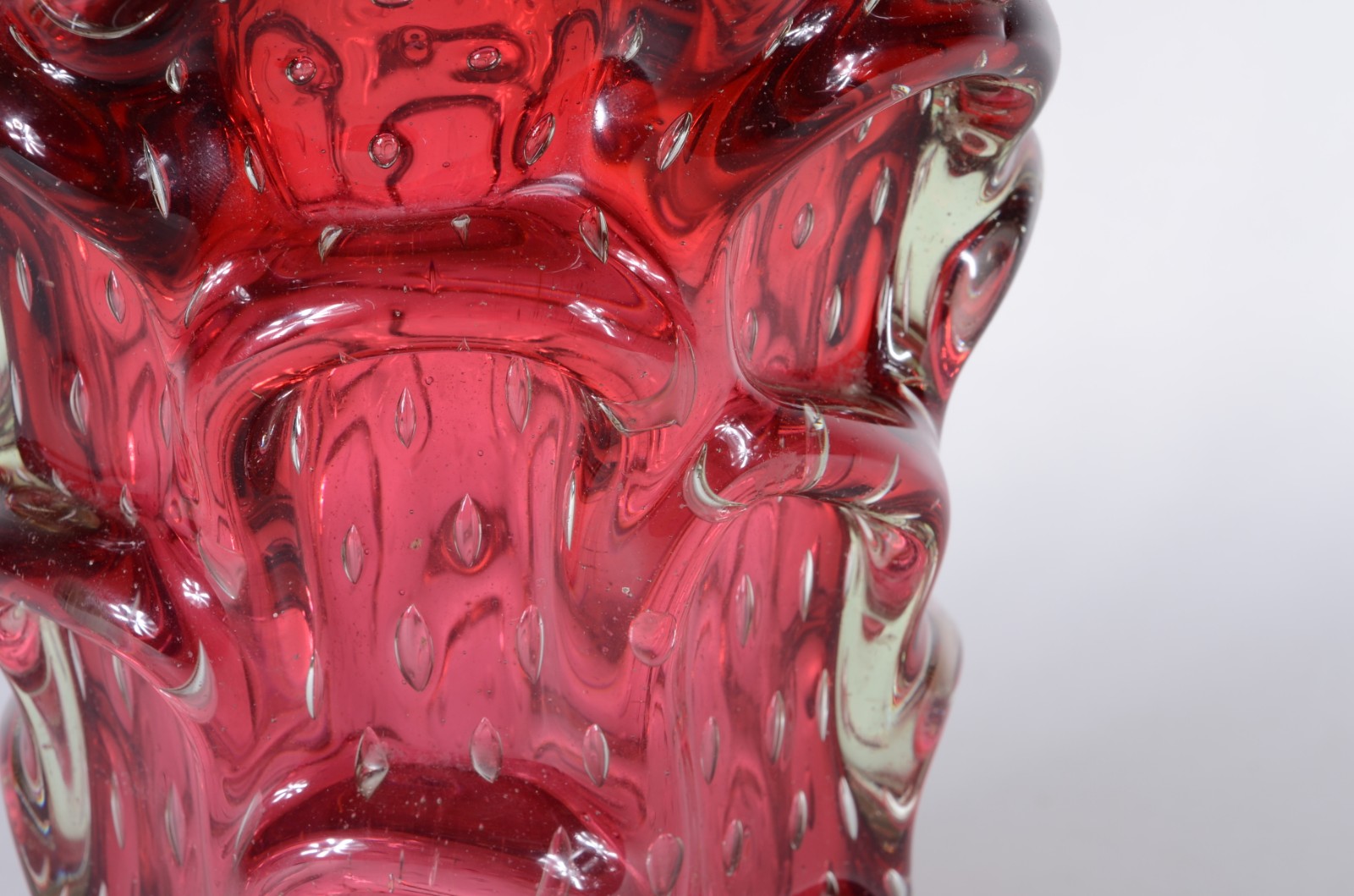Vaso de murano italiano na cor rubi, anos 60. Lascado na base. - foto 4 de 6