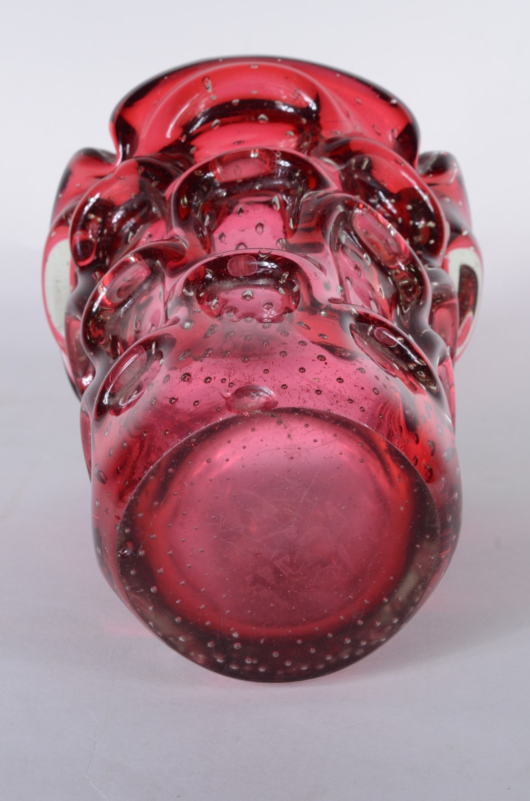 Vaso de murano italiano na cor rubi, anos 60. Lascado na base. - foto 5 de 6