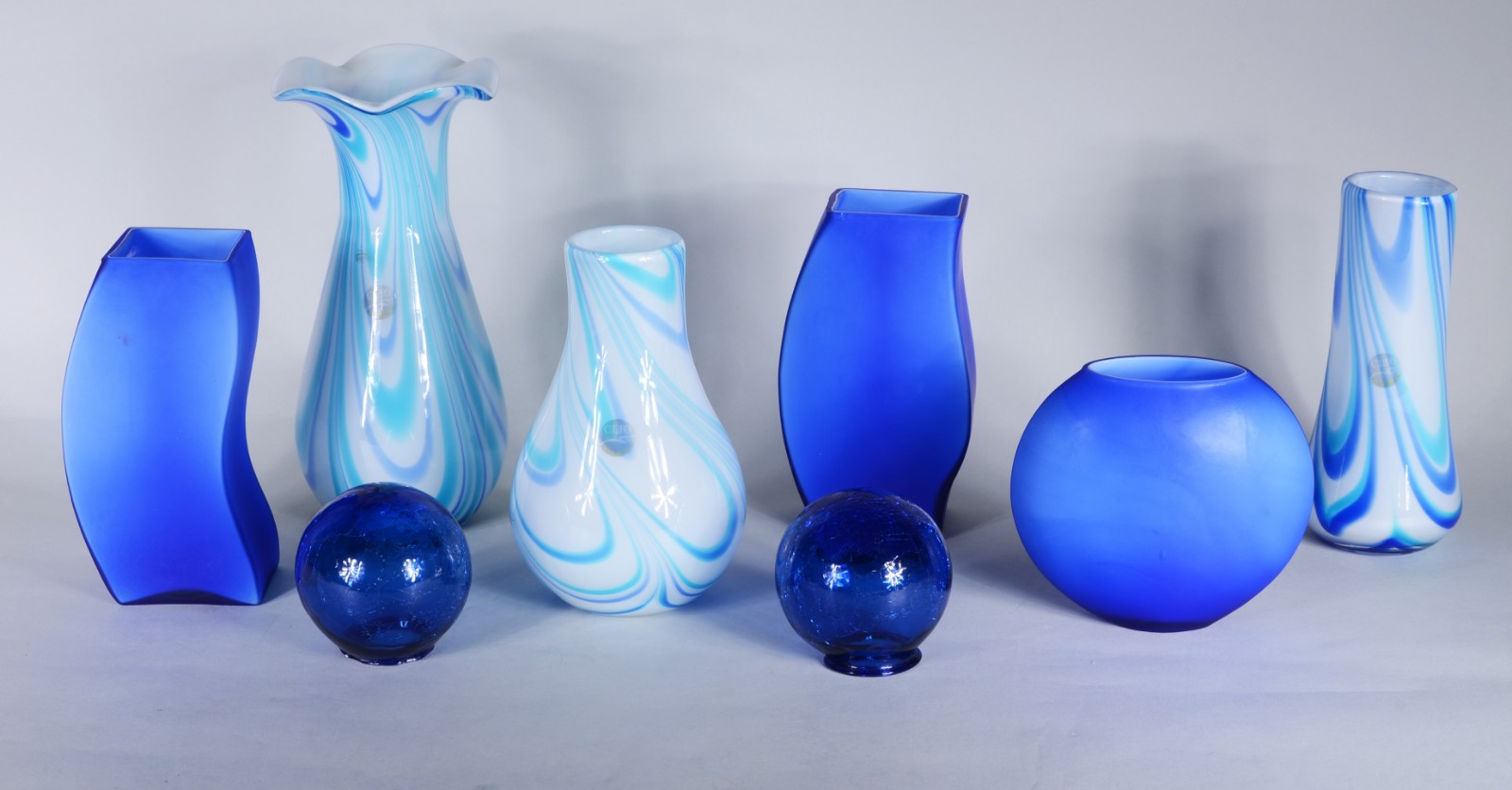 Seis vasos e duas "bolas" de vidro decorativo em tons de azul... - foto 1 de 9