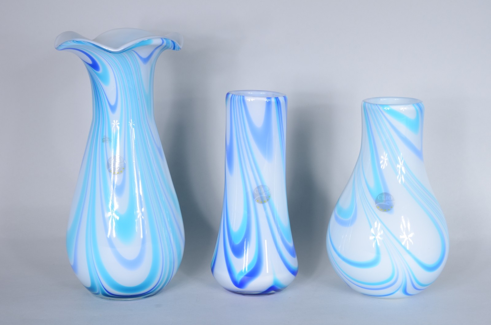 Seis vasos e duas "bolas" de vidro decorativo em tons de azul... - foto 2 de 9