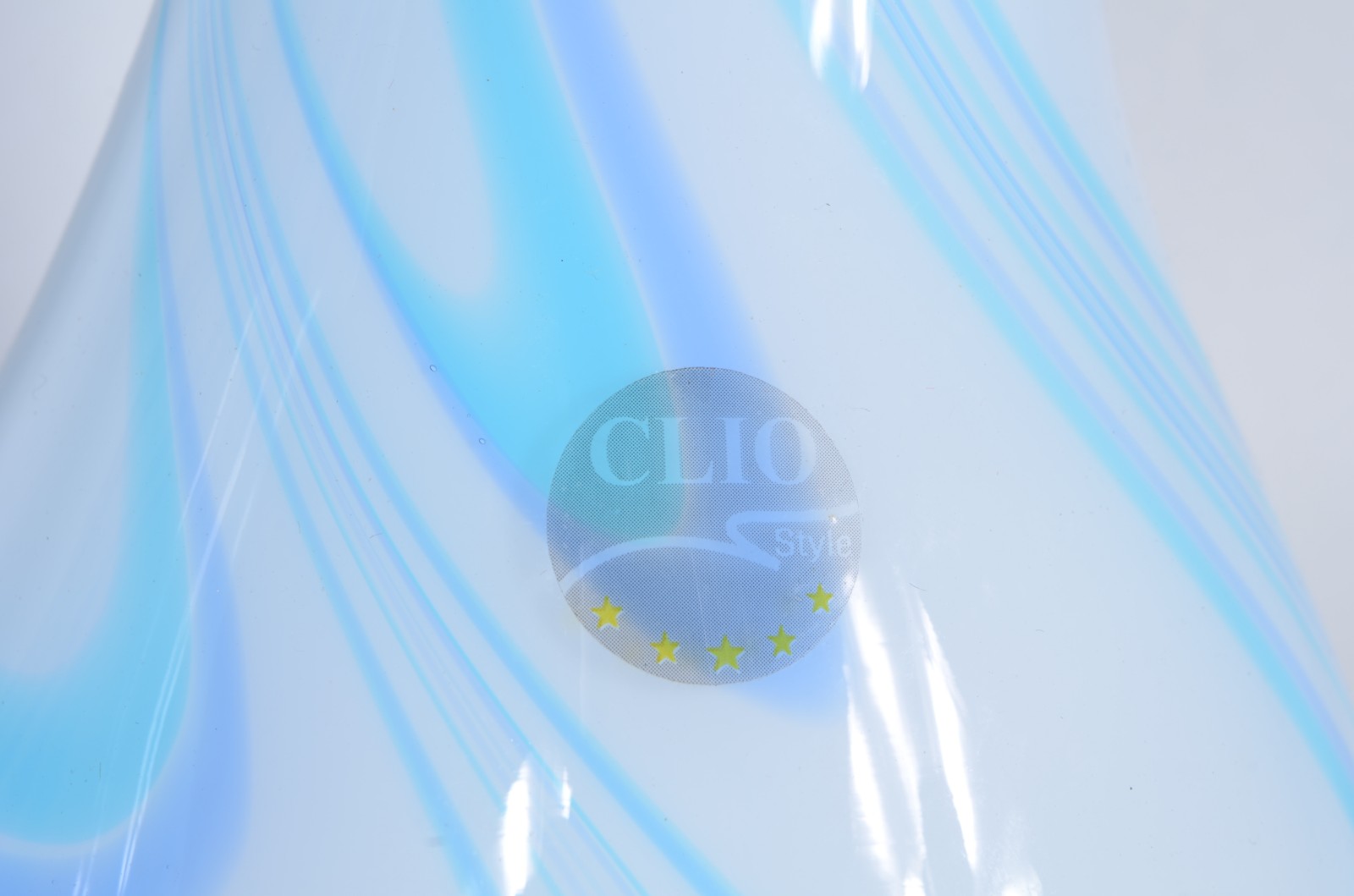 Seis vasos e duas "bolas" de vidro decorativo em tons de azul... - foto 3 de 9