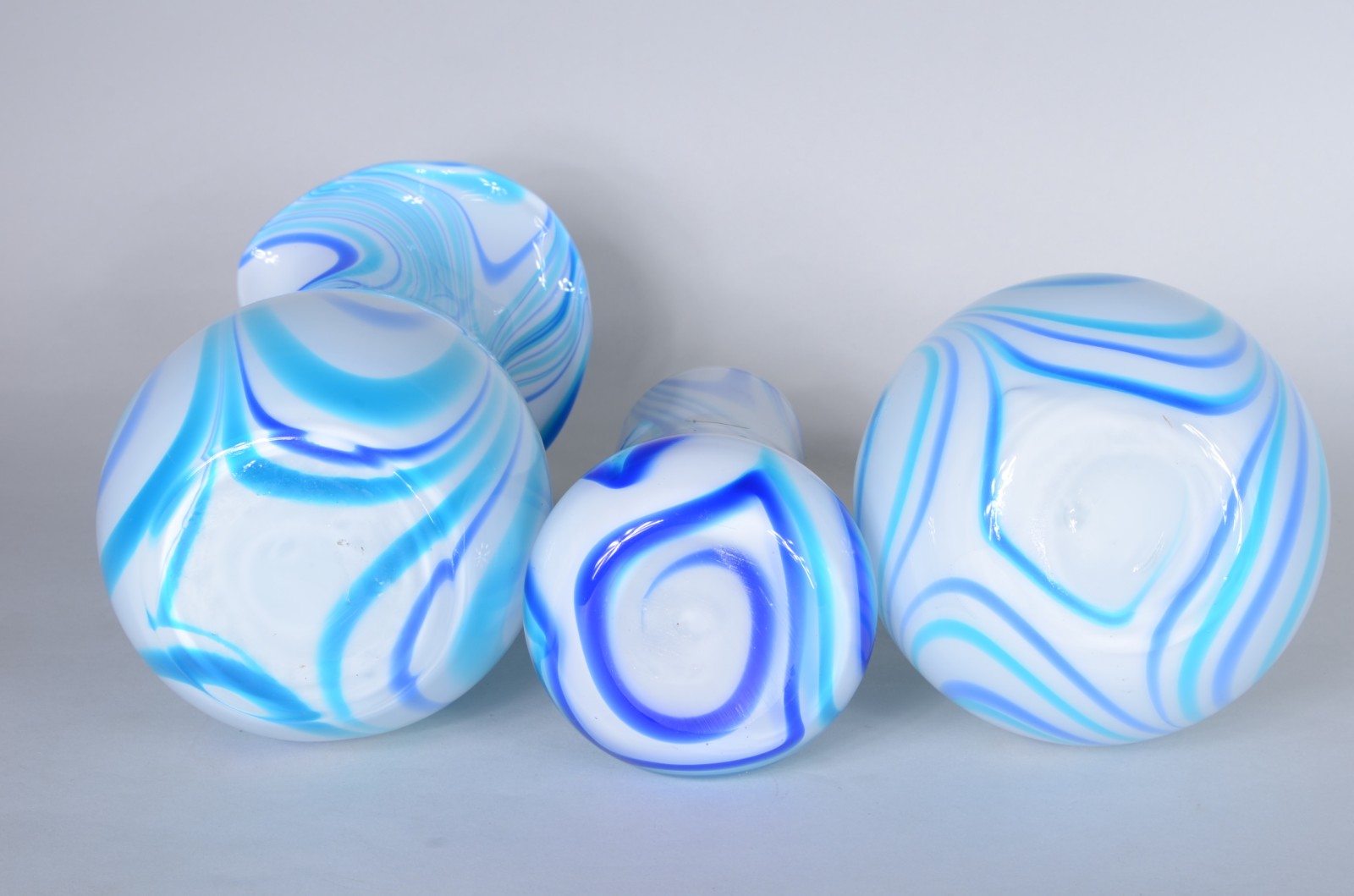 Seis vasos e duas "bolas" de vidro decorativo em tons de azul... - foto 4 de 9
