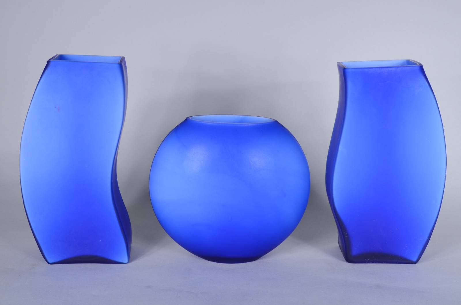 Seis vasos e duas "bolas" de vidro decorativo em tons de azul... - foto 5 de 9