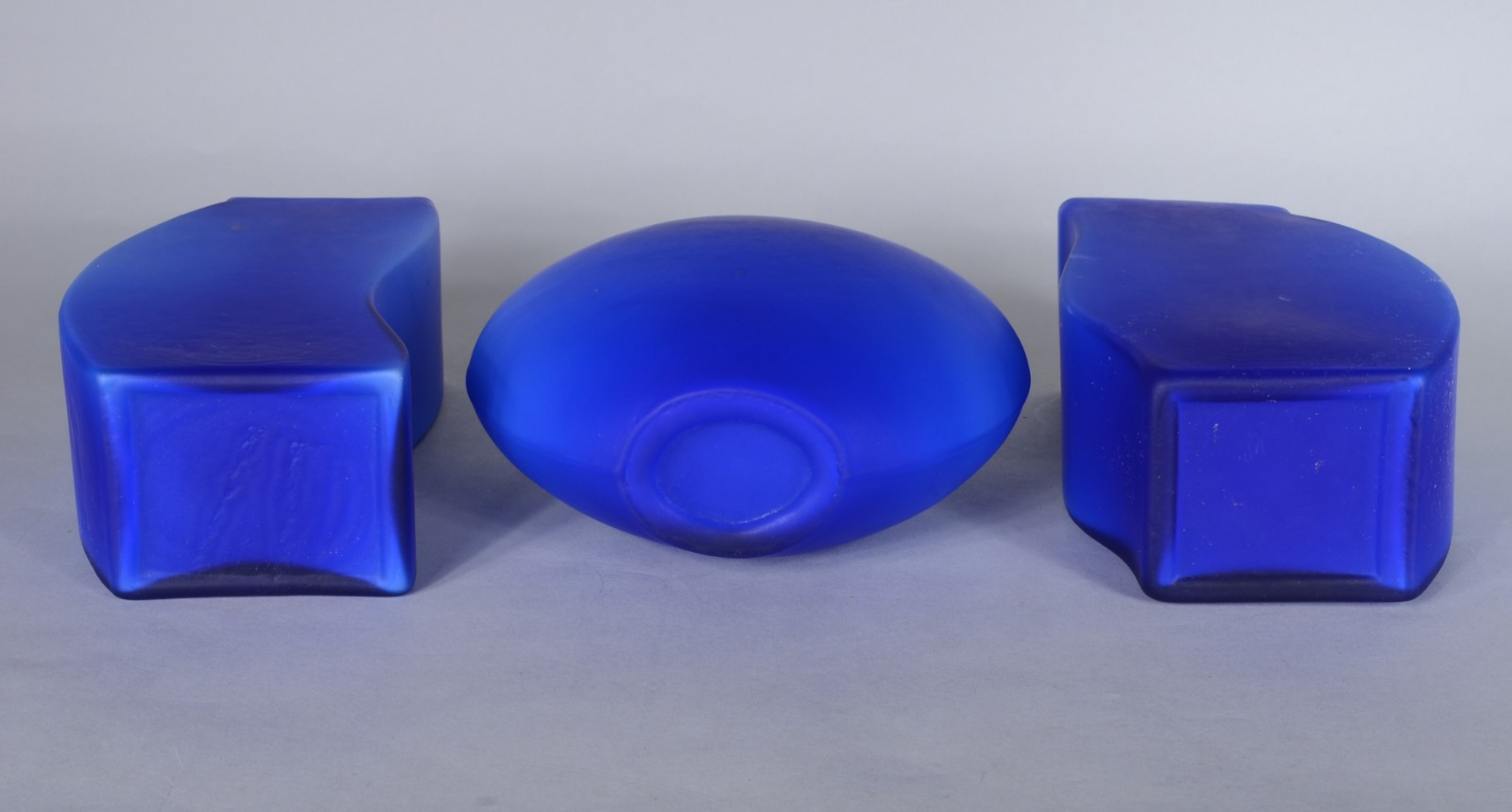 Seis vasos e duas "bolas" de vidro decorativo em tons de azul... - foto 6 de 9